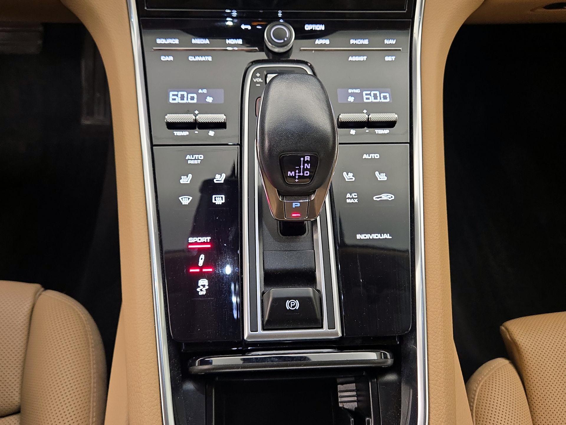 Thumbnail: 2022 Porsche Panamera - 17