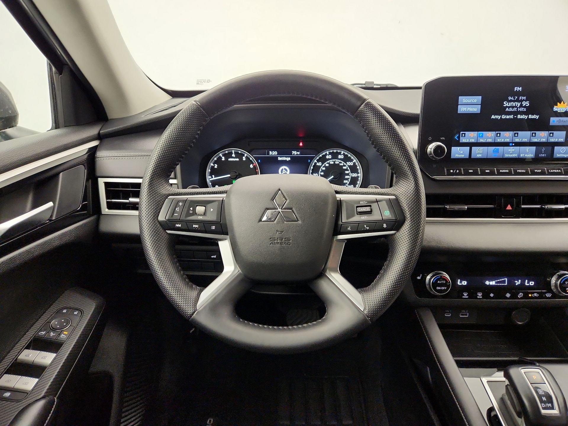 Thumbnail: 2023 Mitsubishi Outlander - 10