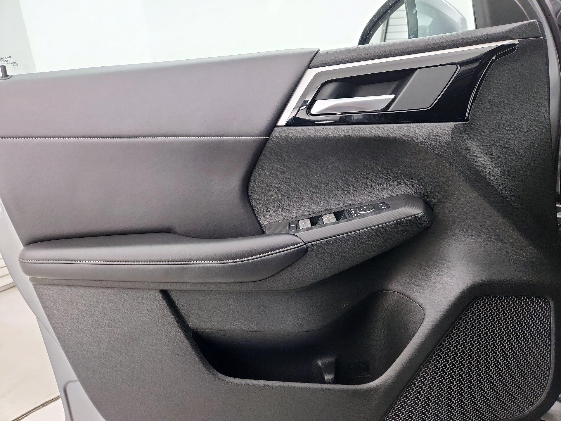 Thumbnail: 2023 Mitsubishi Outlander - 12