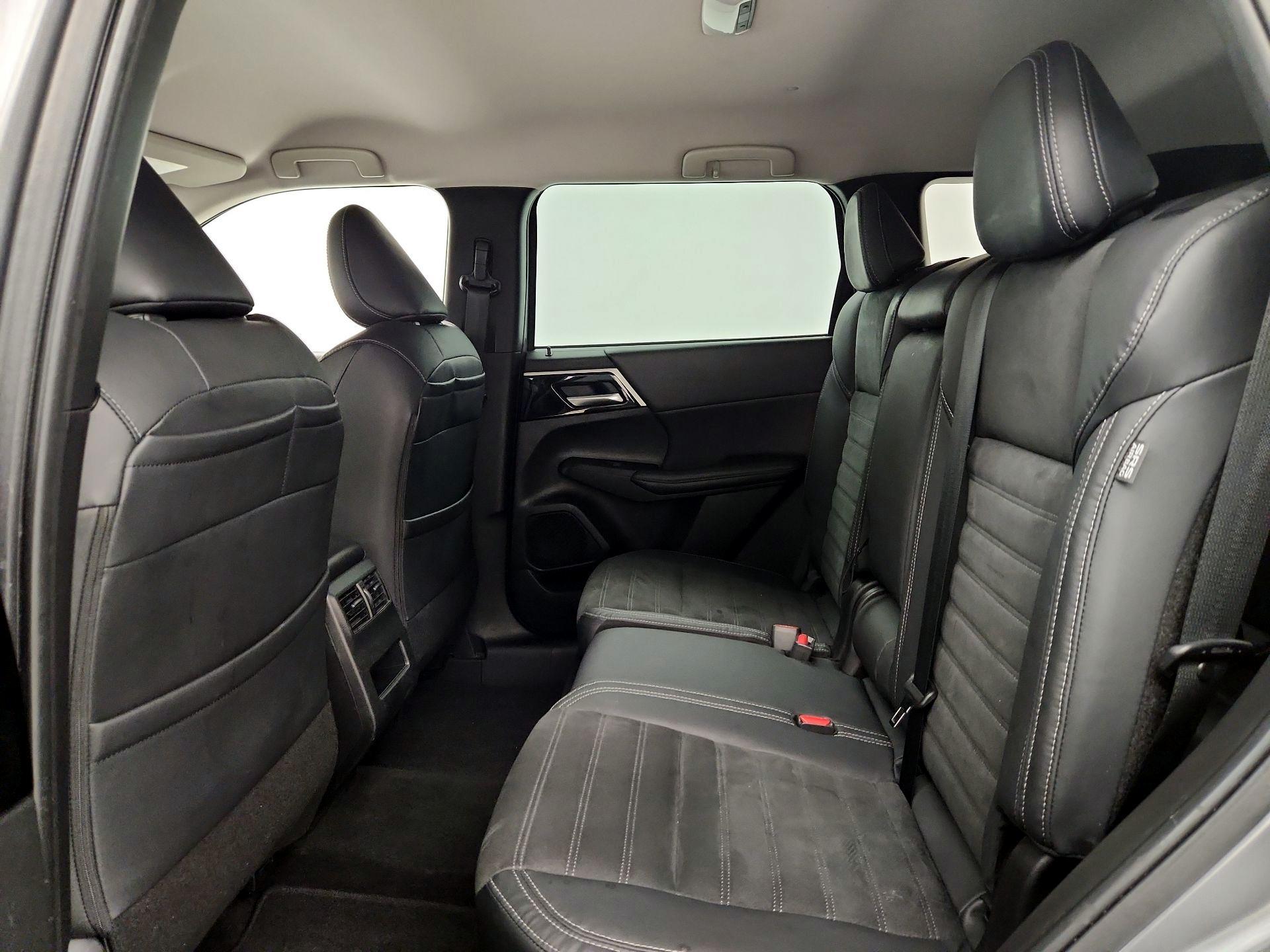 Thumbnail: 2023 Mitsubishi Outlander - 20