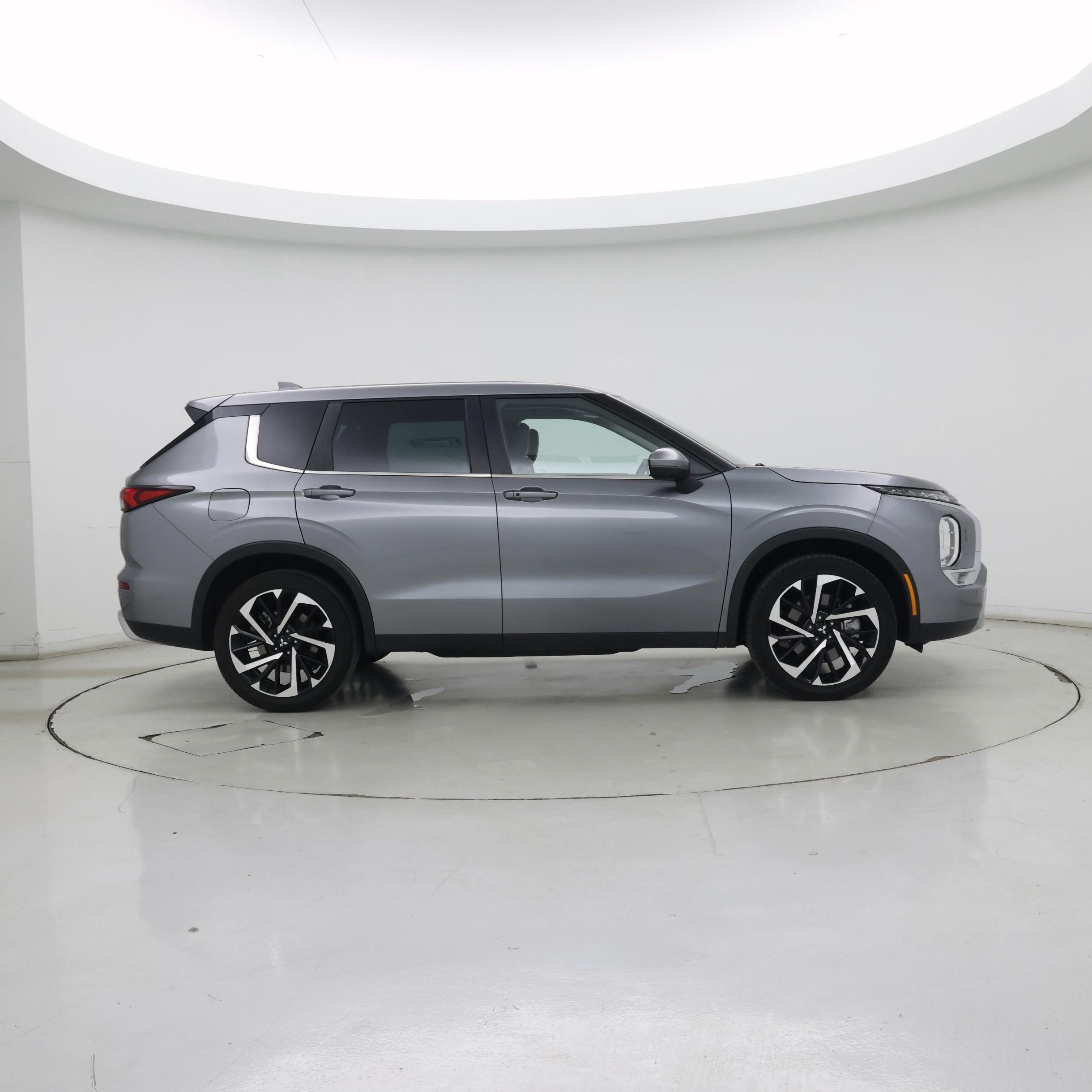 Thumbnail: 2023 Mitsubishi Outlander - 7