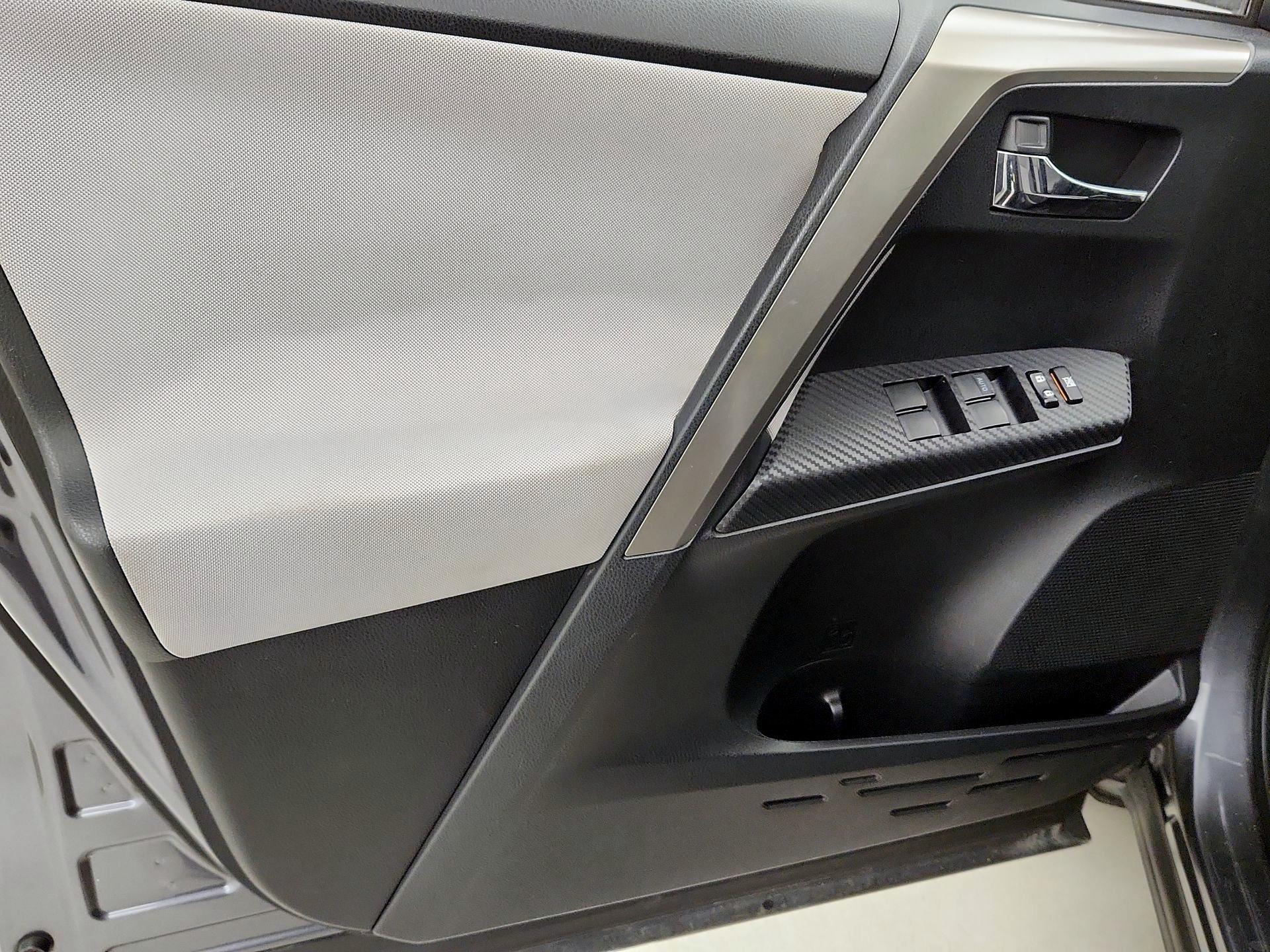 Thumbnail: 2015 Toyota RAV4 - 12