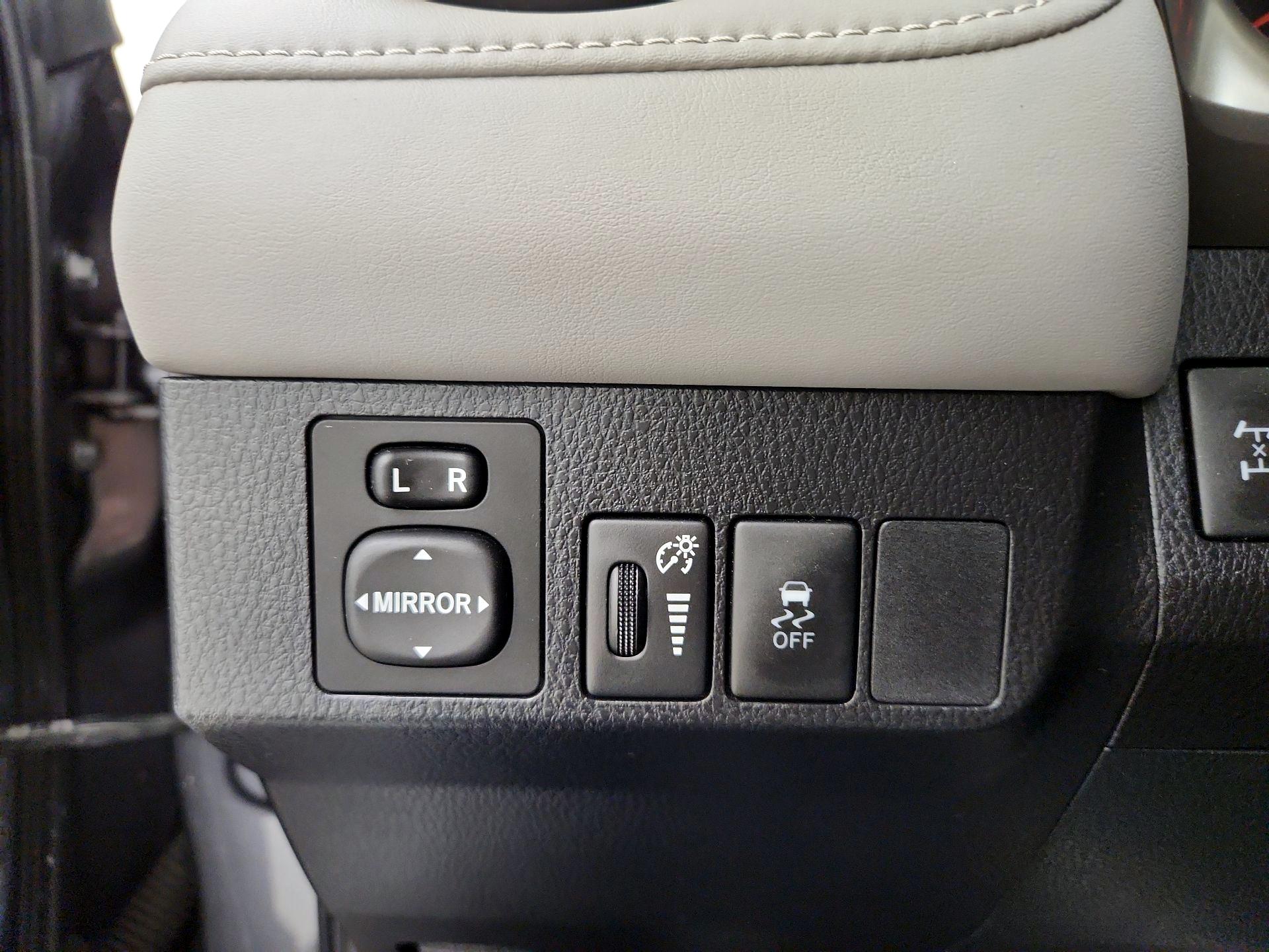 Thumbnail: 2015 Toyota RAV4 - 13