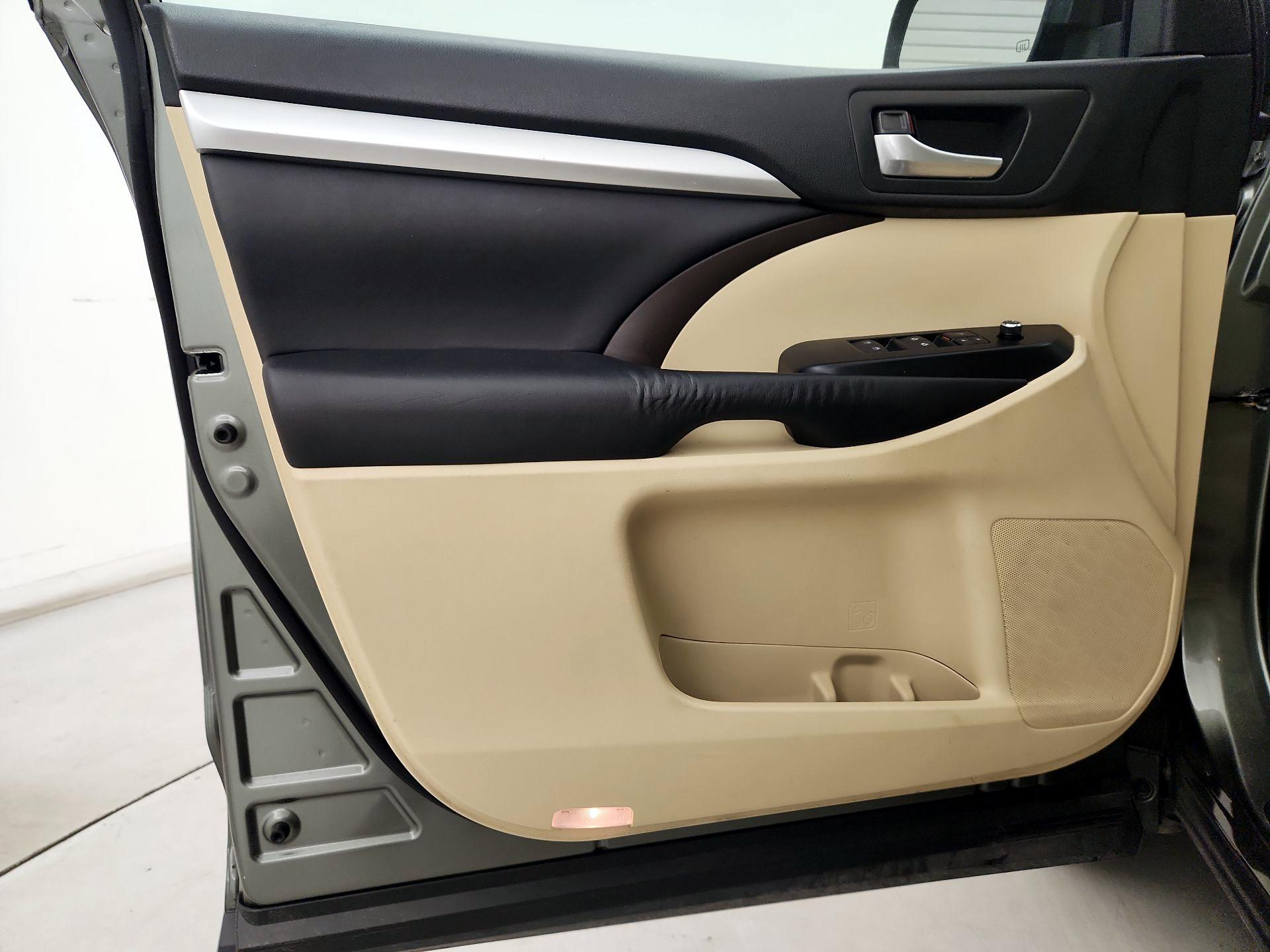 Thumbnail: 2016 Toyota Highlander - 12