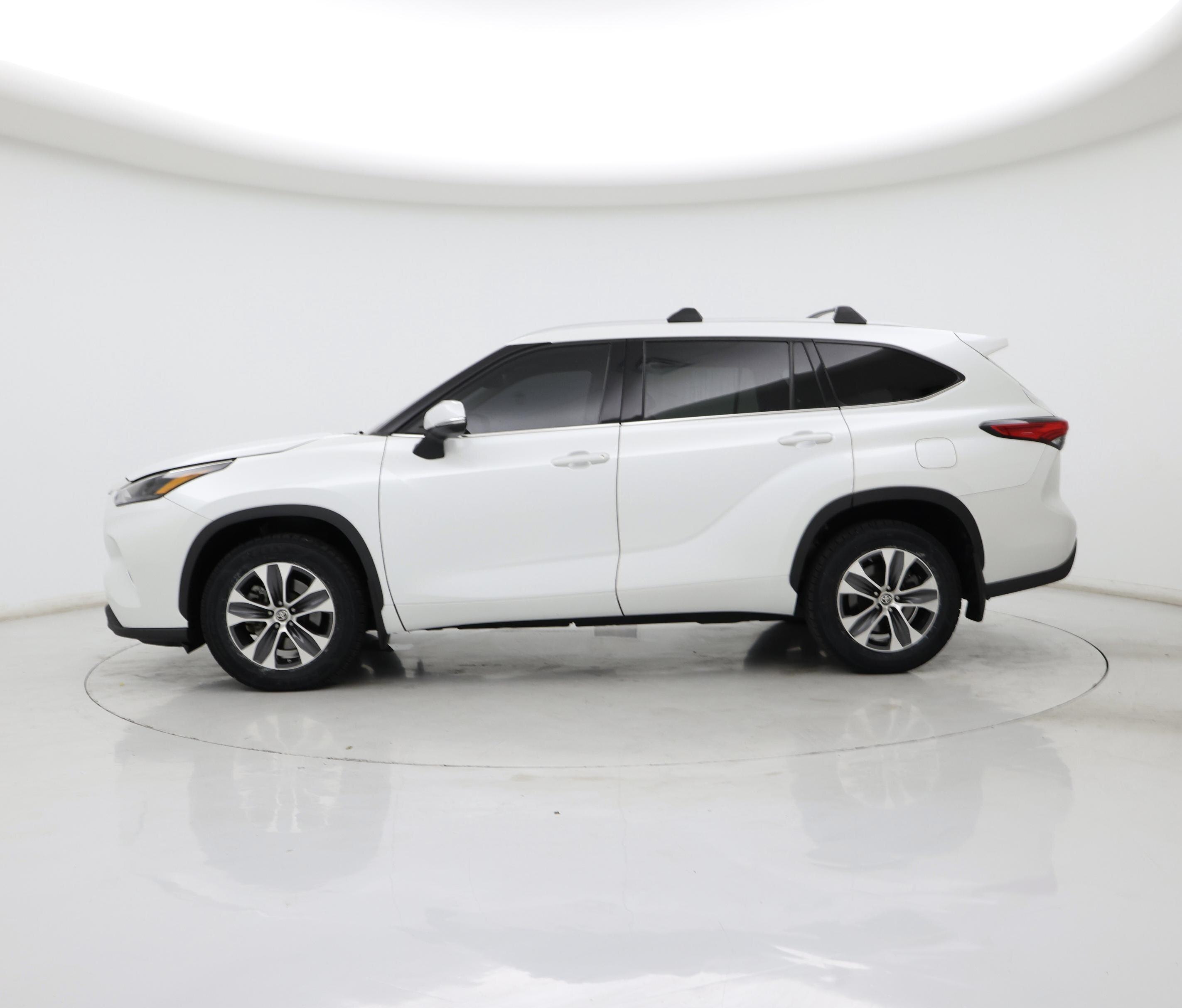 Thumbnail: 2022 Toyota Highlander - 3