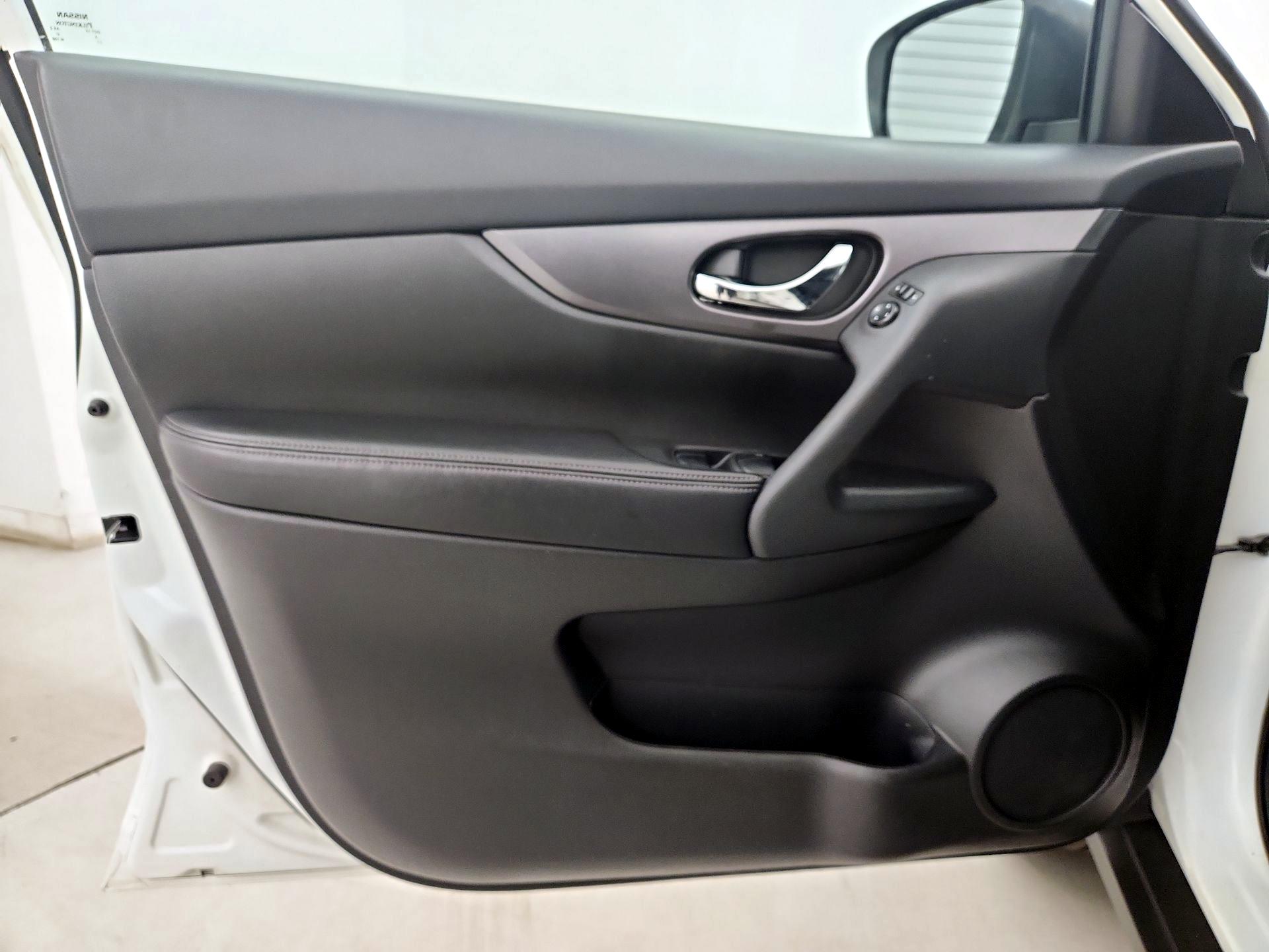Thumbnail: 2016 Nissan Rogue - 12