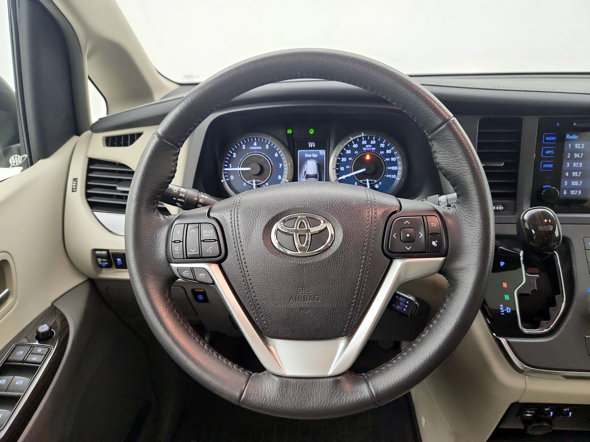 Thumbnail: 2017 Toyota Sienna - 10