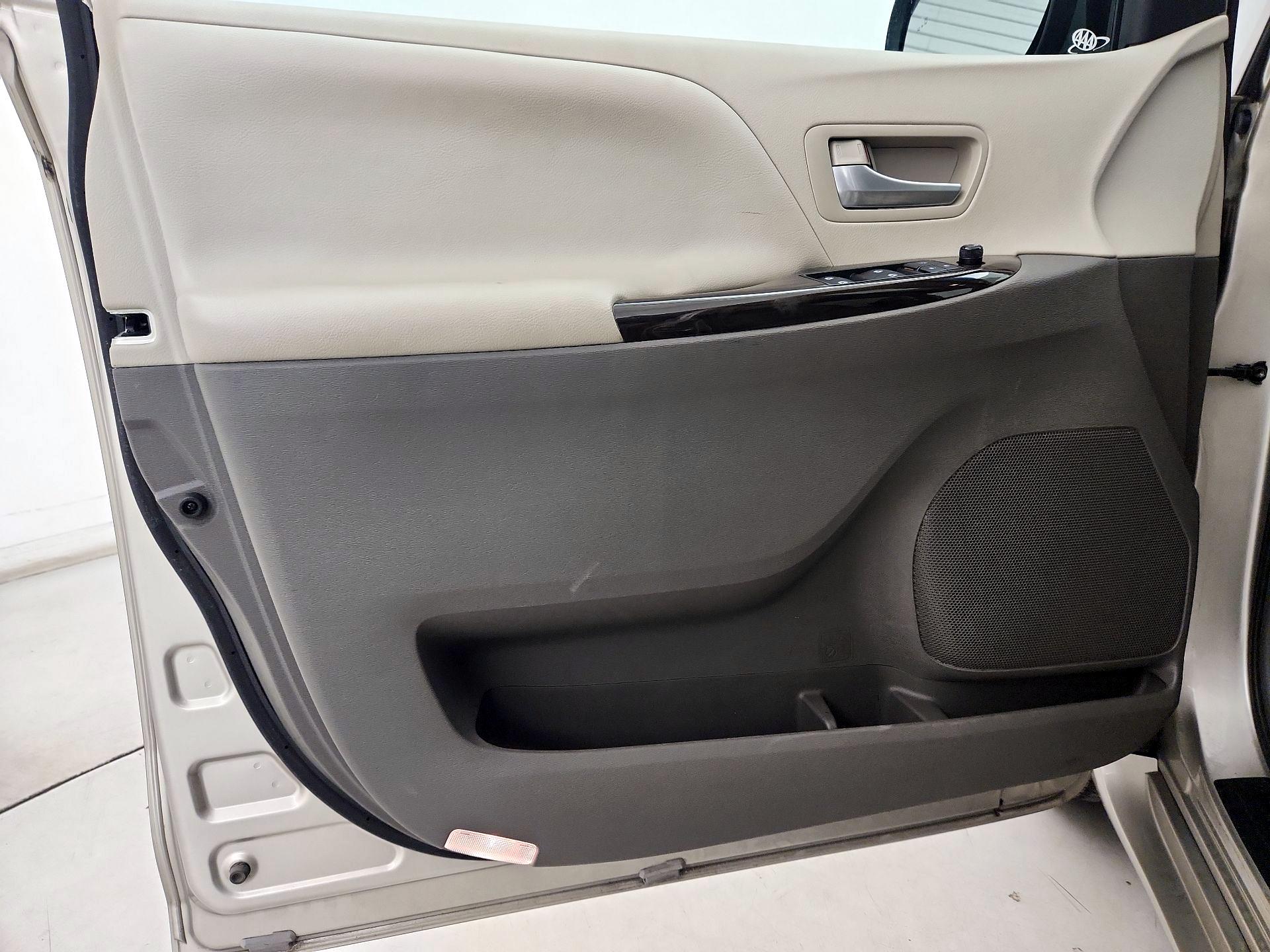 Thumbnail: 2017 Toyota Sienna - 12