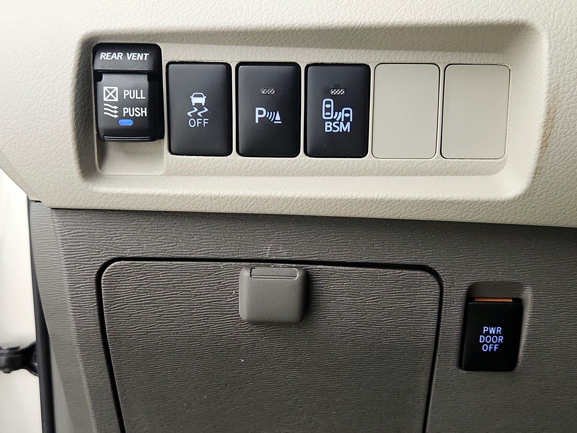 Thumbnail: 2017 Toyota Sienna - 13