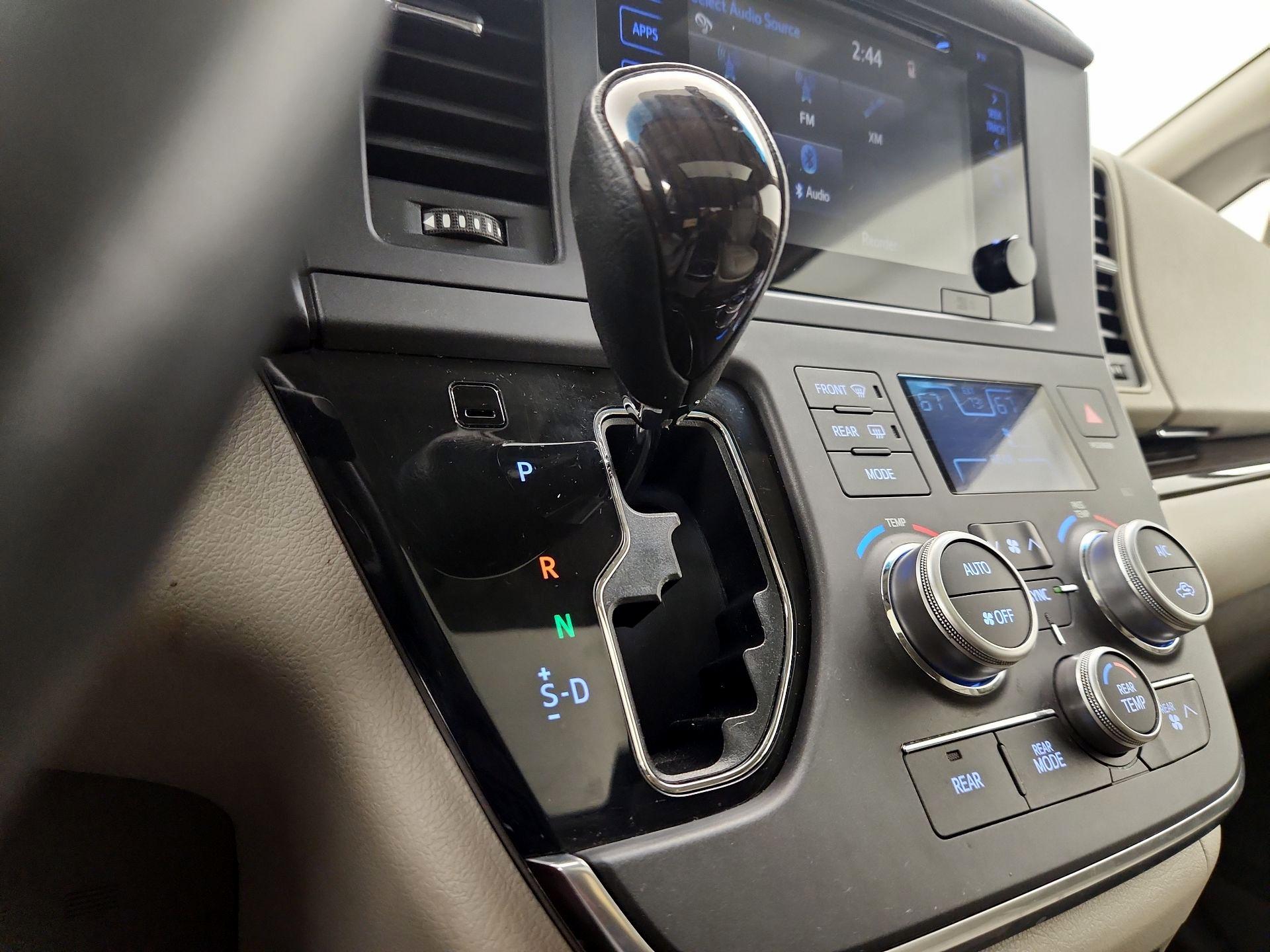 Thumbnail: 2017 Toyota Sienna - 17