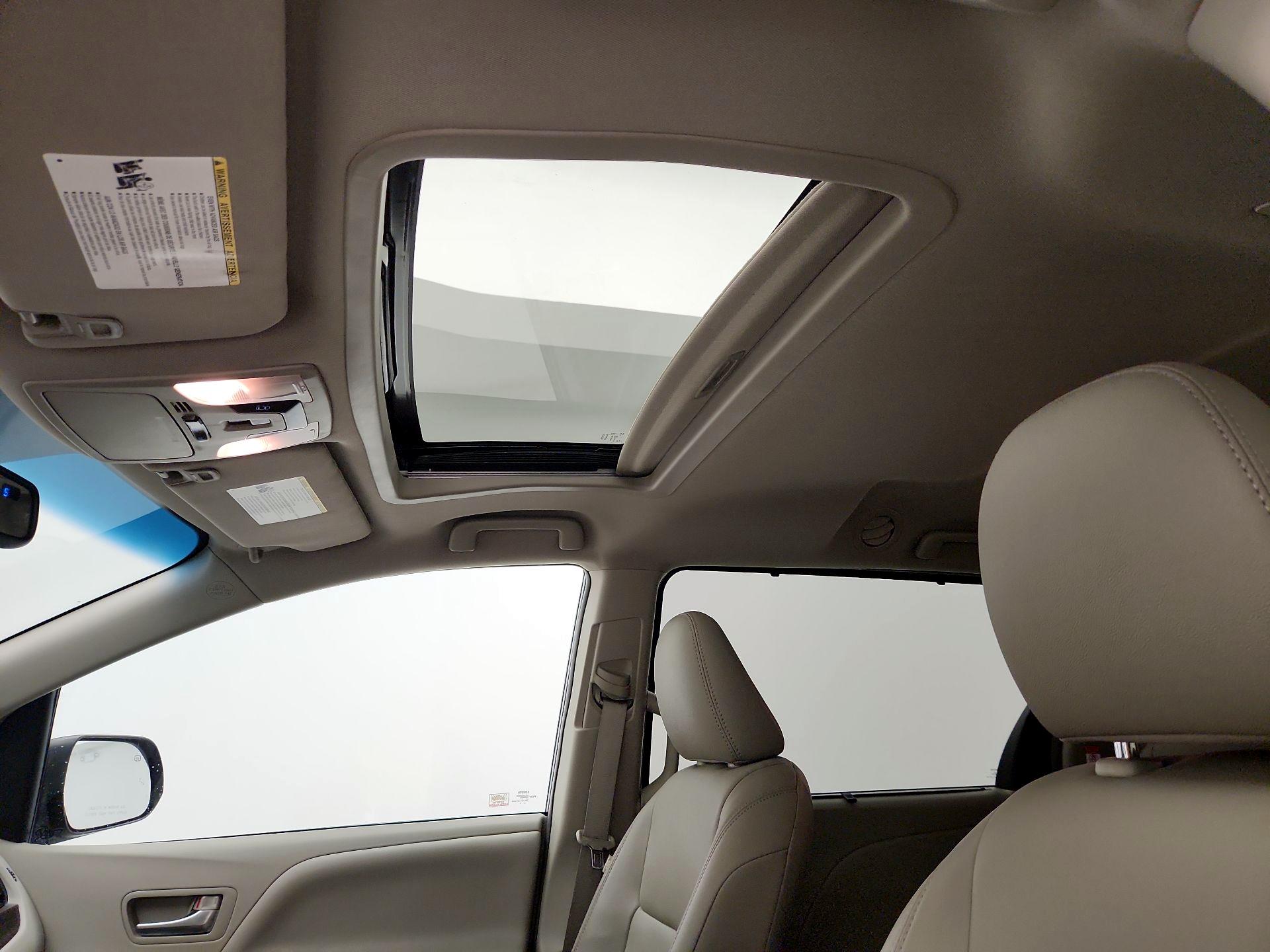 Thumbnail: 2017 Toyota Sienna - 19