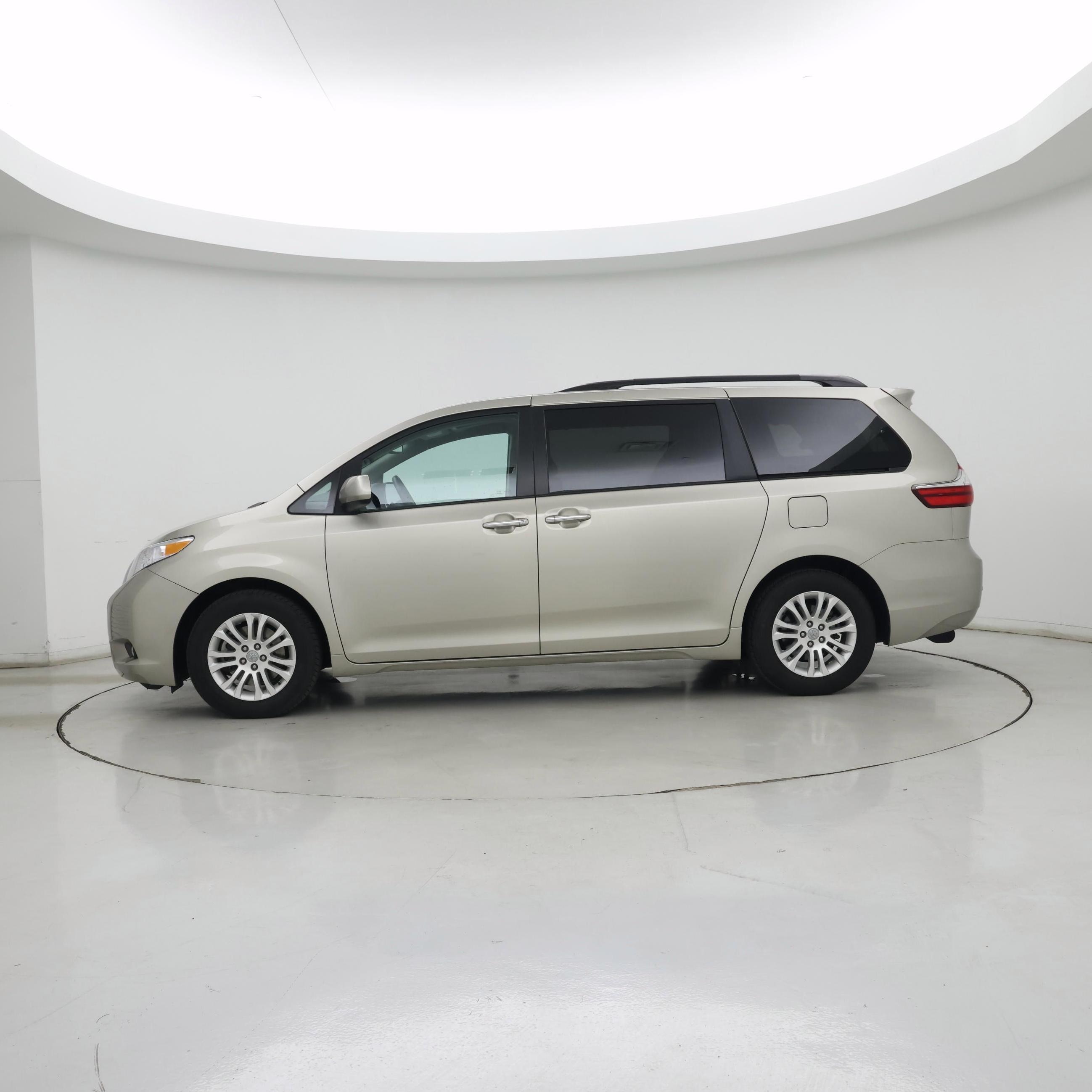 Thumbnail: 2017 Toyota Sienna - 3