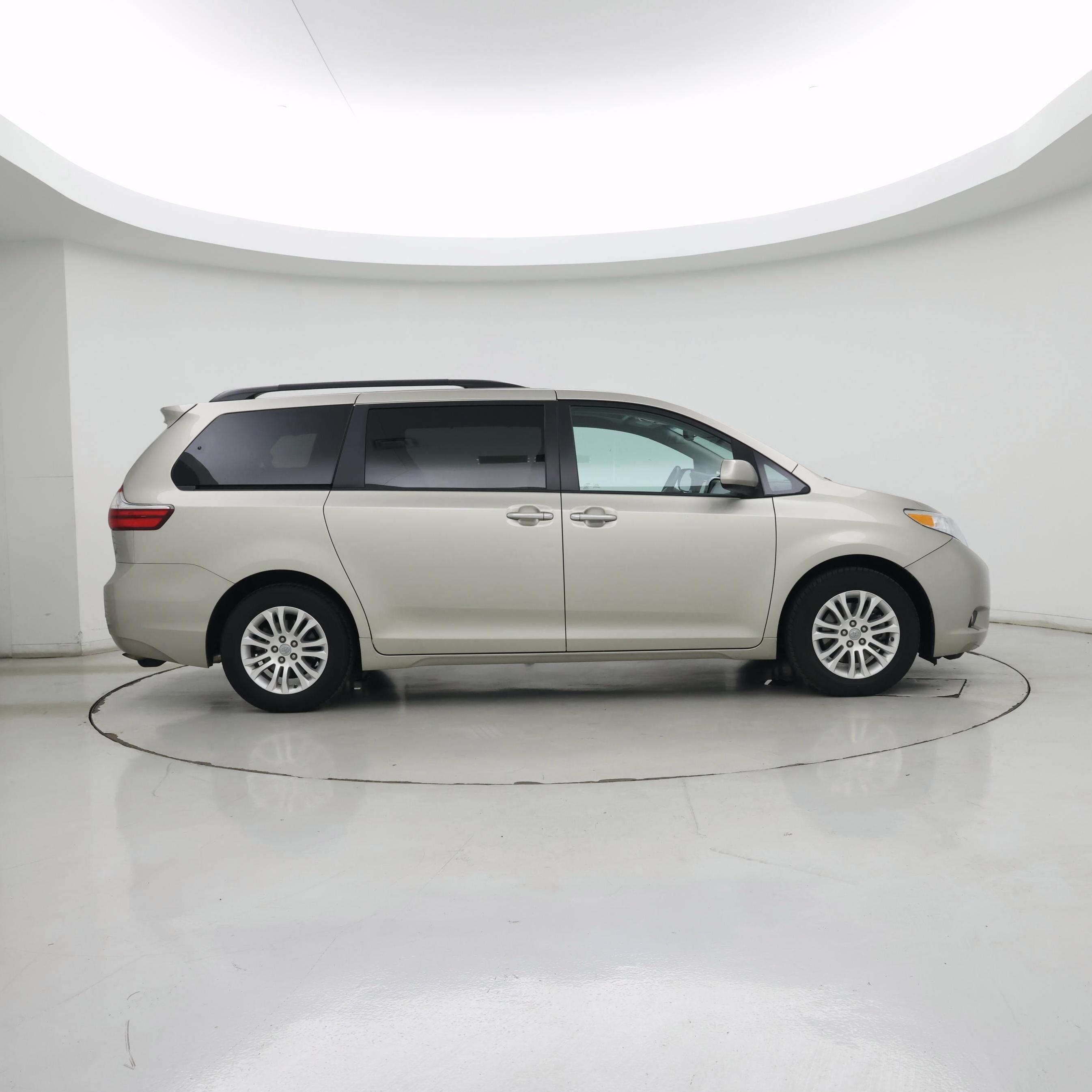 Thumbnail: 2017 Toyota Sienna - 7