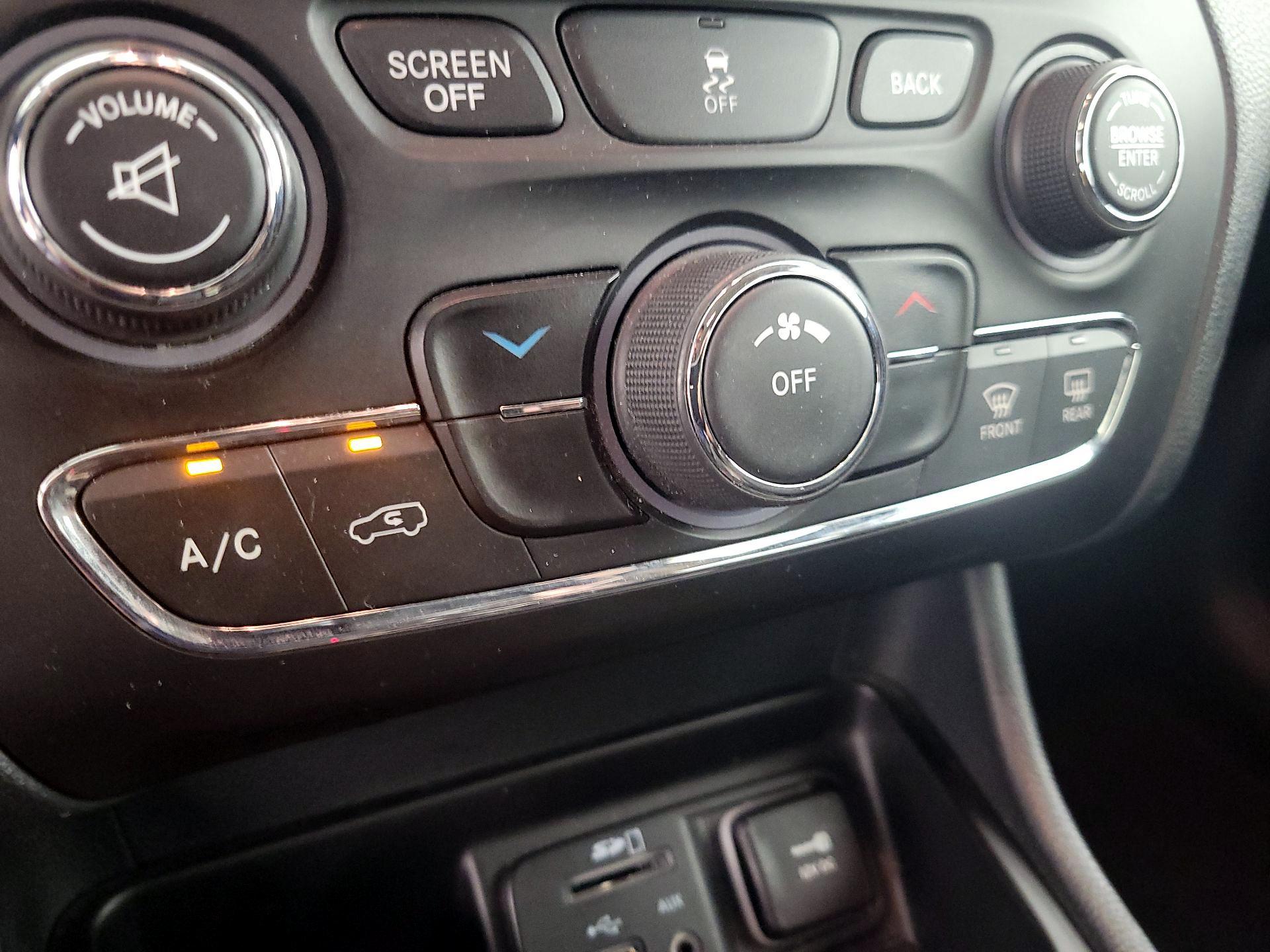 Thumbnail: 2016 Jeep Cherokee - 16