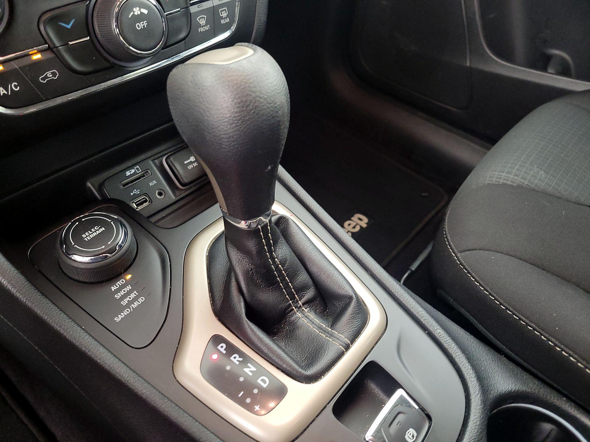 Thumbnail: 2016 Jeep Cherokee - 17