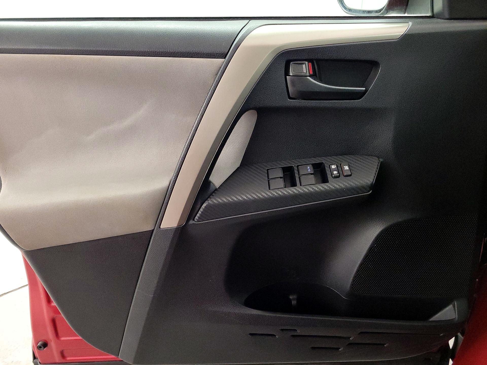 Thumbnail: 2015 Toyota RAV4 - 12