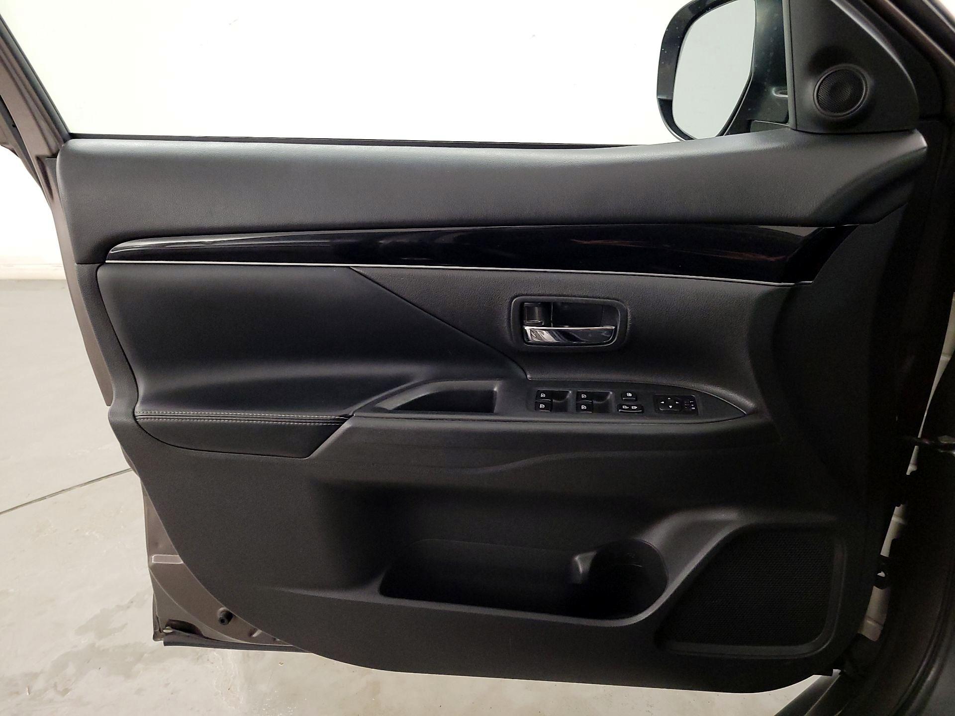 Thumbnail: 2019 Mitsubishi Outlander - 12