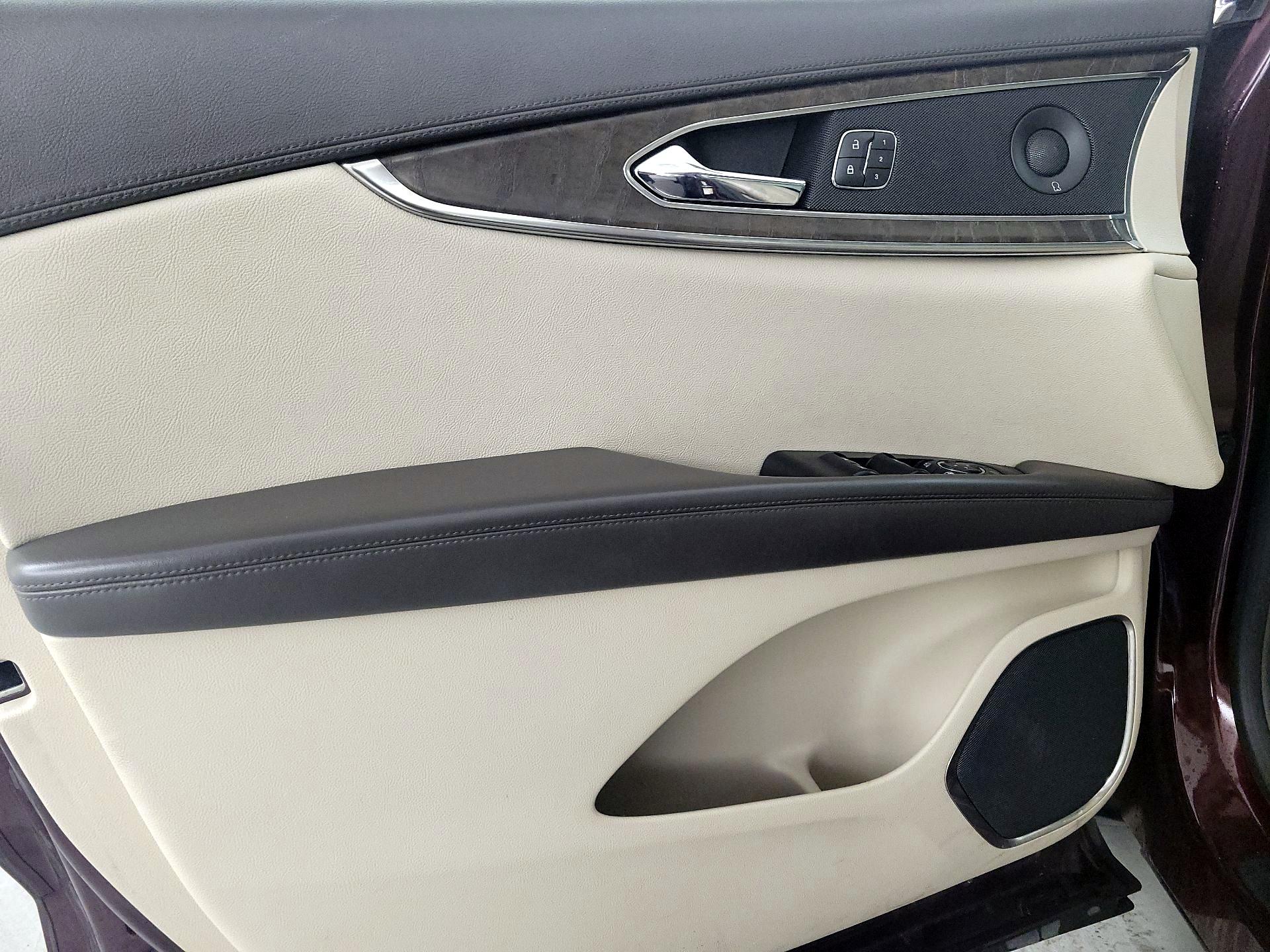 Thumbnail: 2019 Lincoln Nautilus - 12