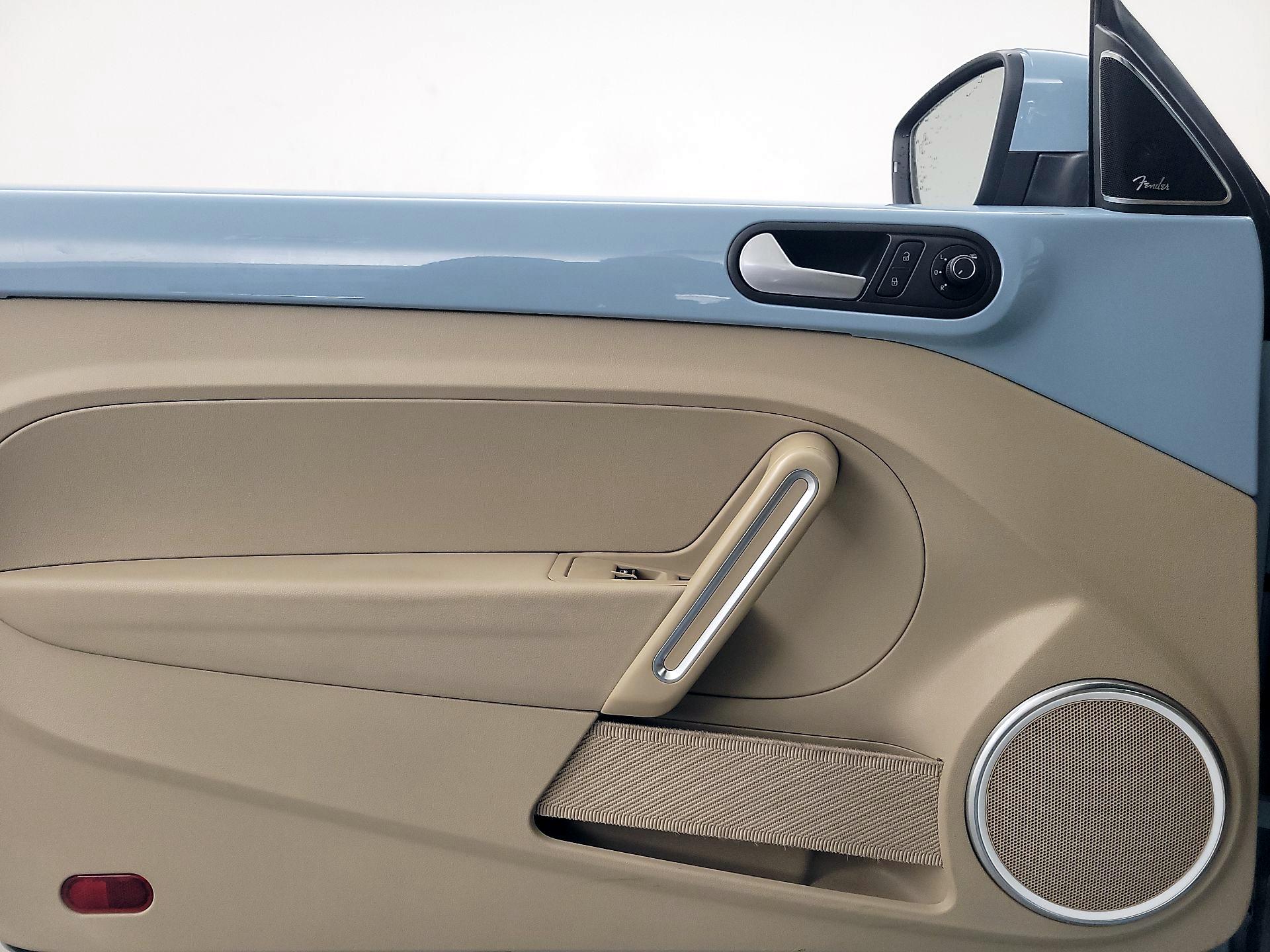 Thumbnail: 2015 Volkswagen Beetle - 12