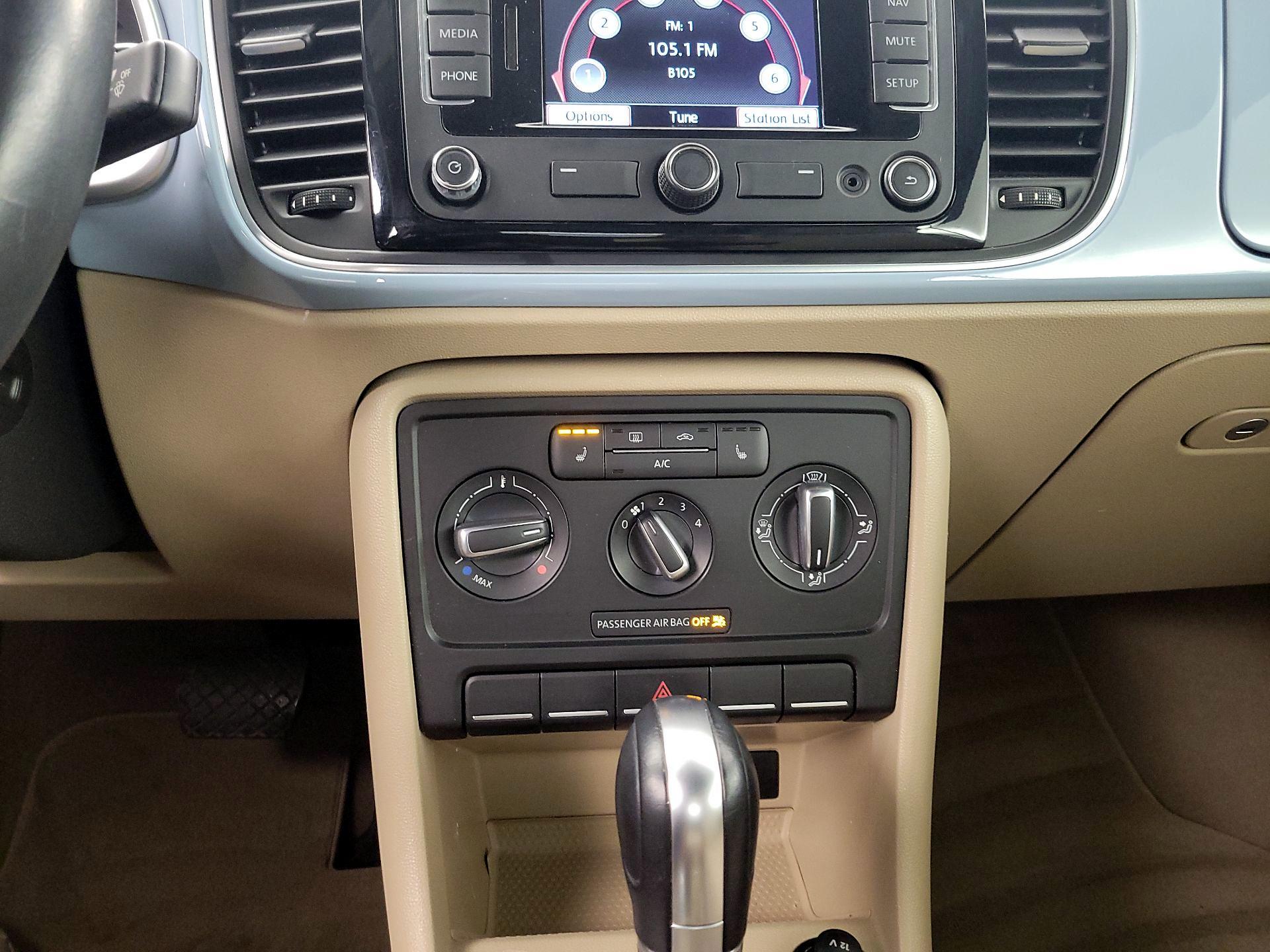 Thumbnail: 2015 Volkswagen Beetle - 16