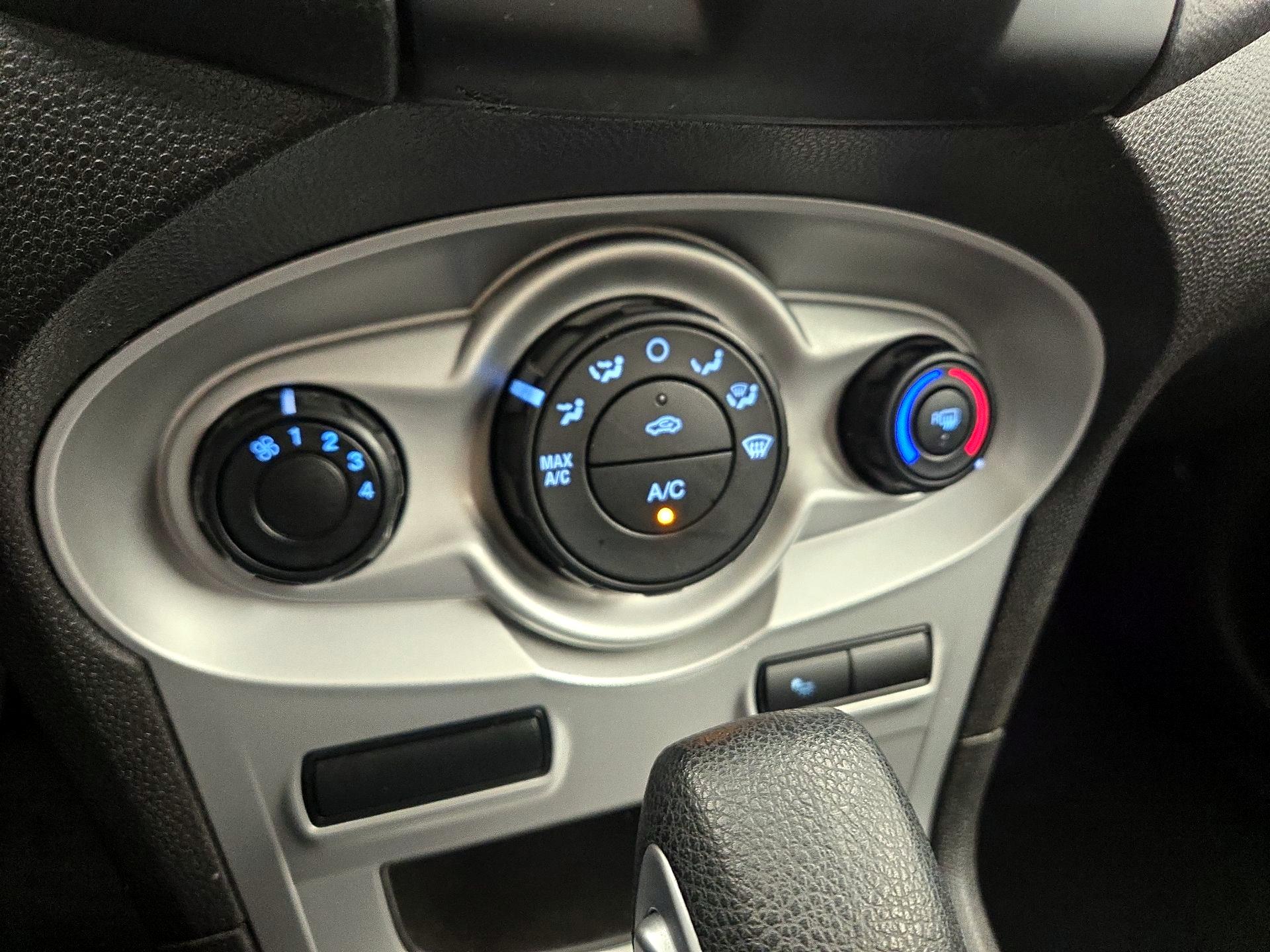 Thumbnail: 2015 Ford Fiesta - 15