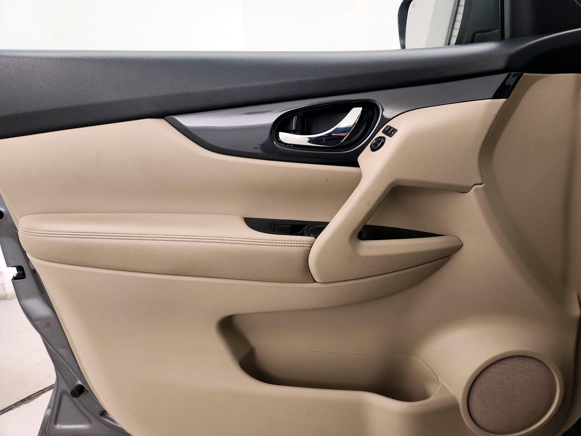 Thumbnail: 2017 Nissan Rogue - 12