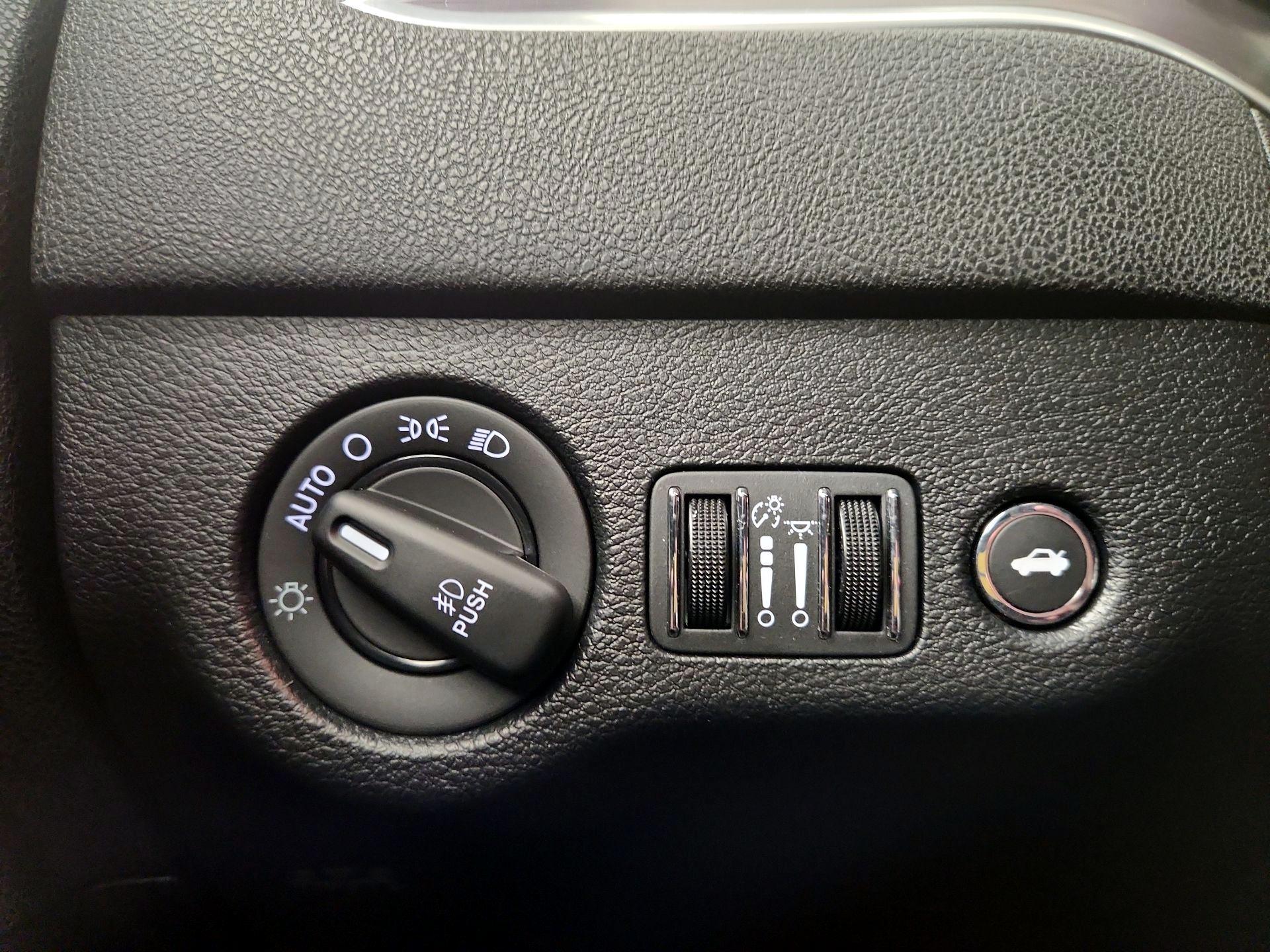 Thumbnail: 2018 Dodge Charger - 13