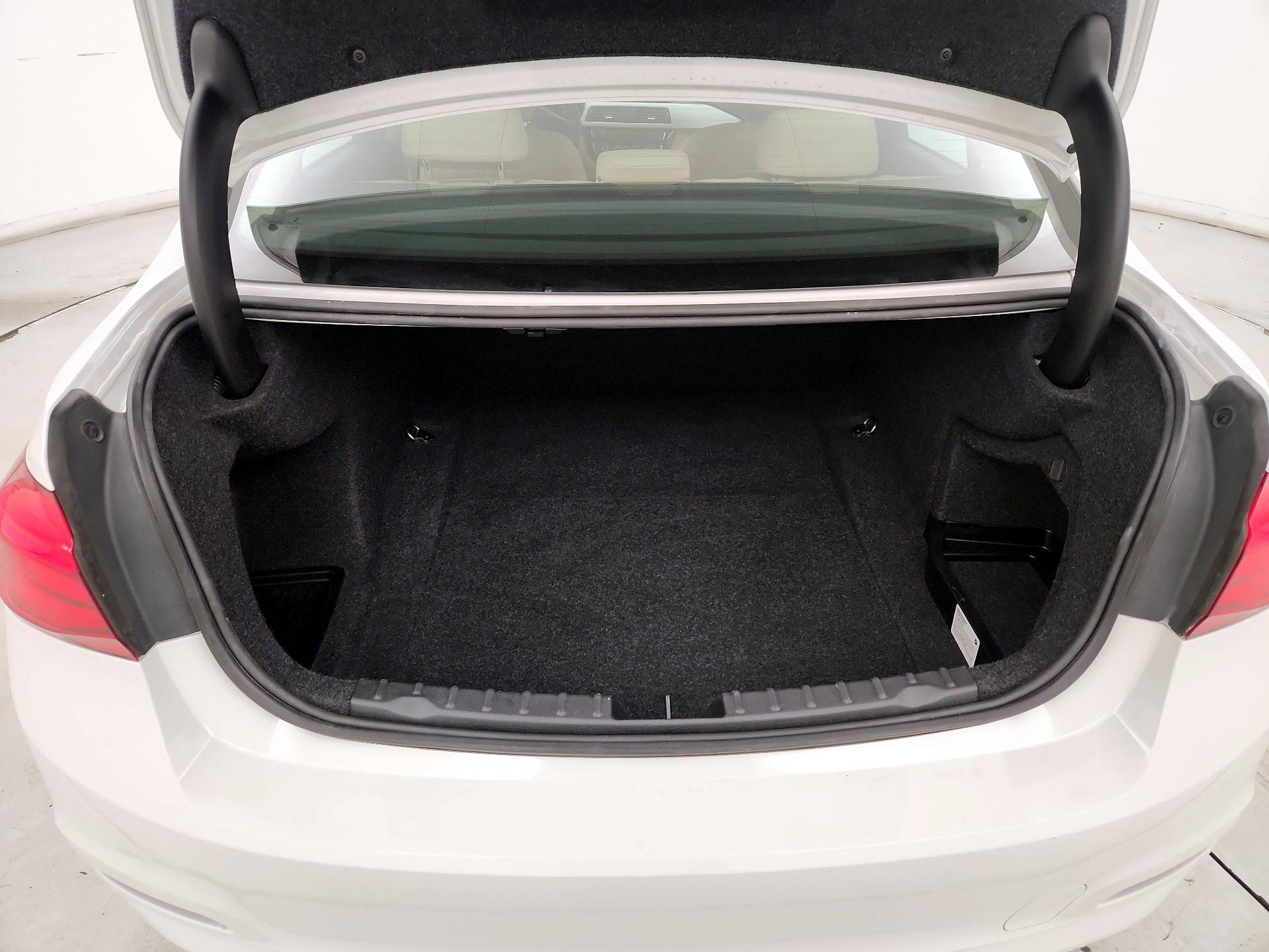 Thumbnail: 2018 BMW 3 Series - 20