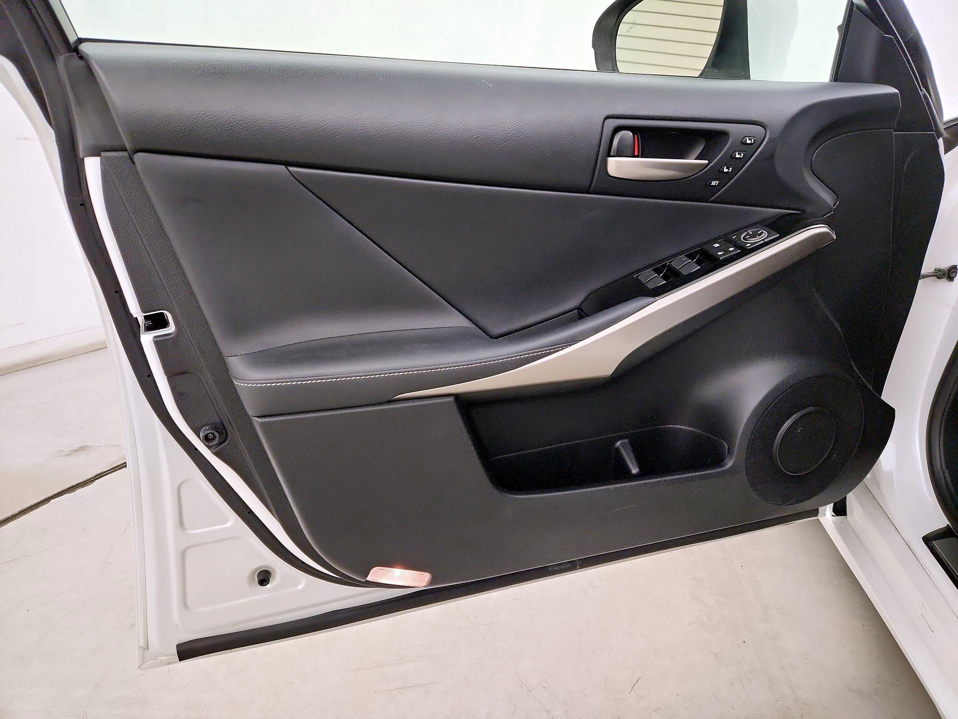 Thumbnail: 2018 Lexus IS - 12