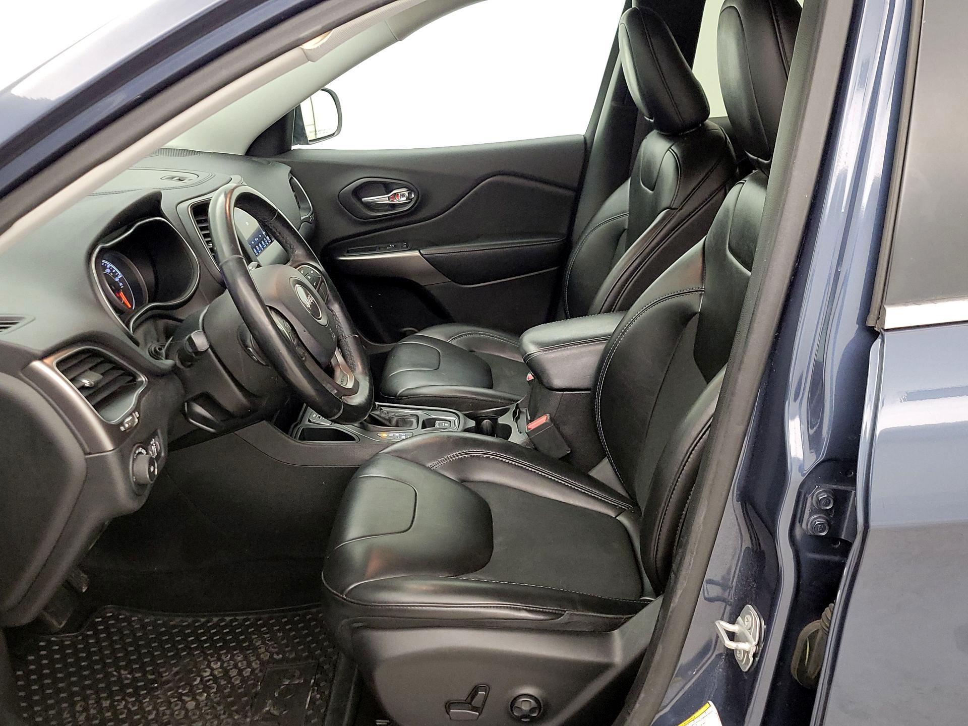 Thumbnail: 2019 Jeep Cherokee - 11