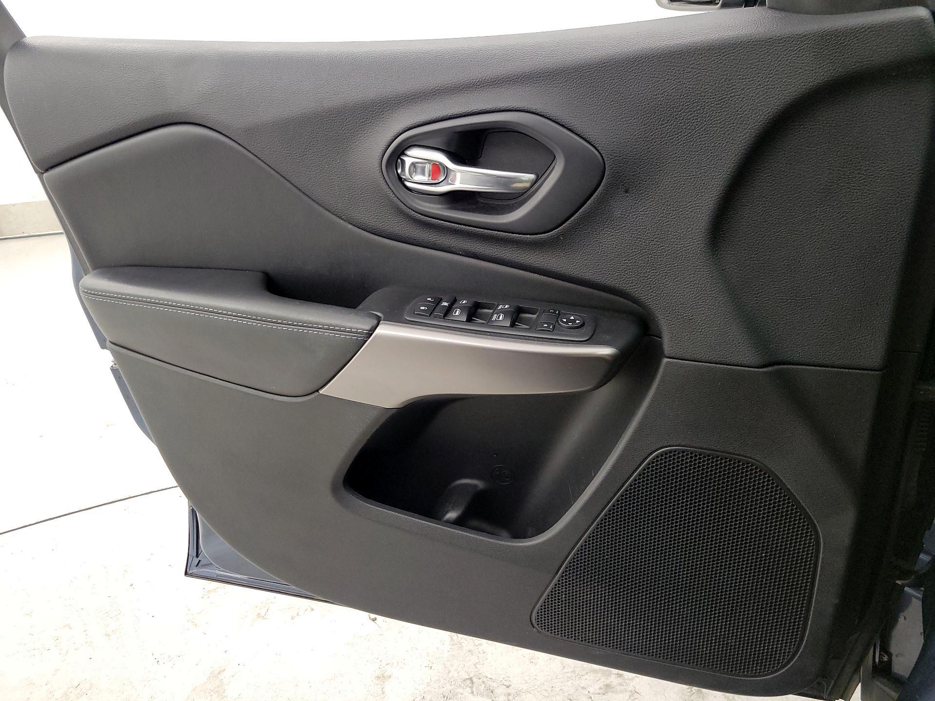 Thumbnail: 2019 Jeep Cherokee - 12