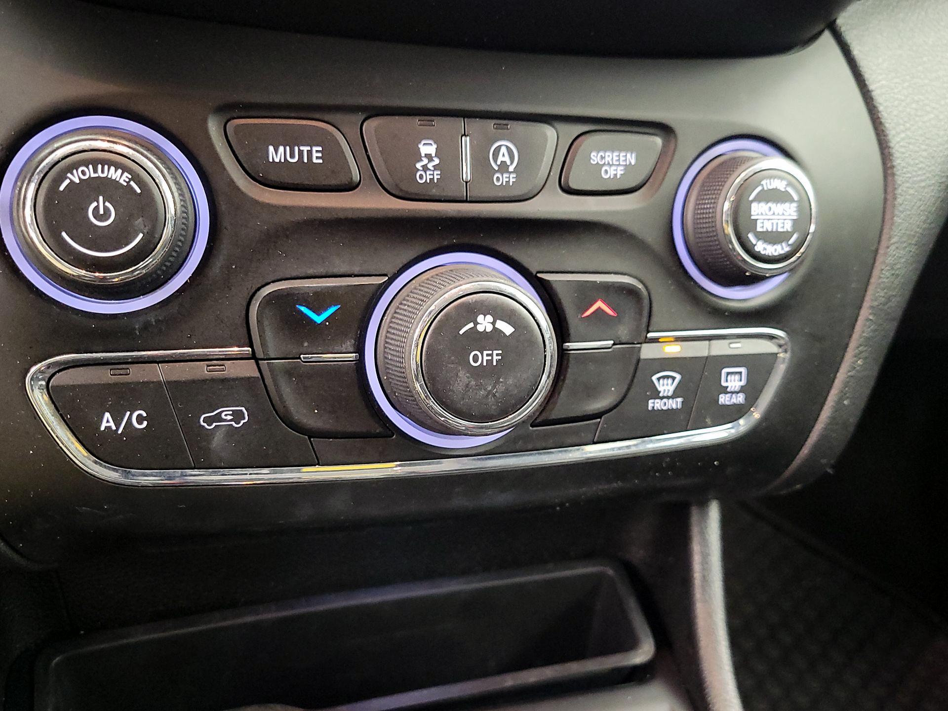 Thumbnail: 2019 Jeep Cherokee - 16