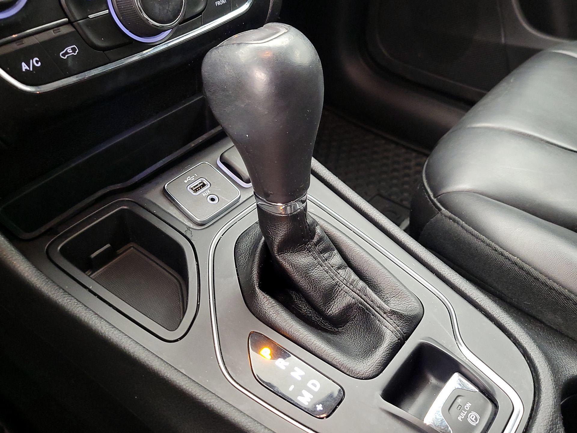 Thumbnail: 2019 Jeep Cherokee - 17