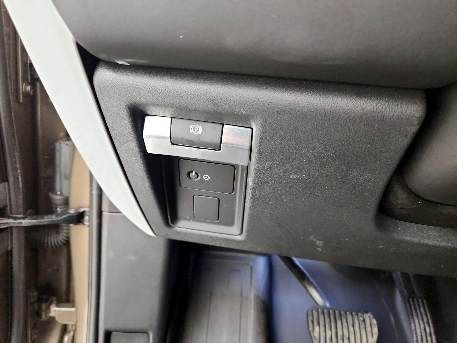 Thumbnail: 2024 Land Rover Defender - 13