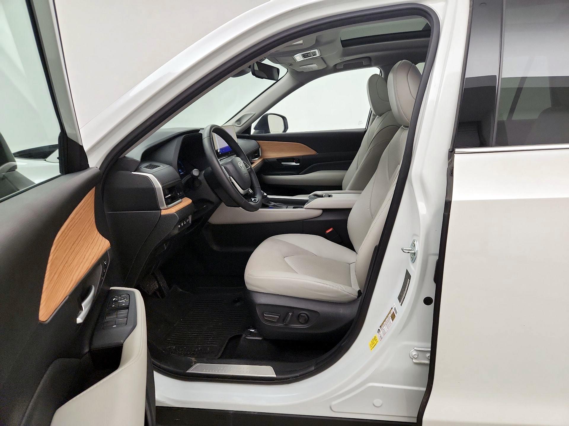 Thumbnail: 2024 Toyota Highlander - 11