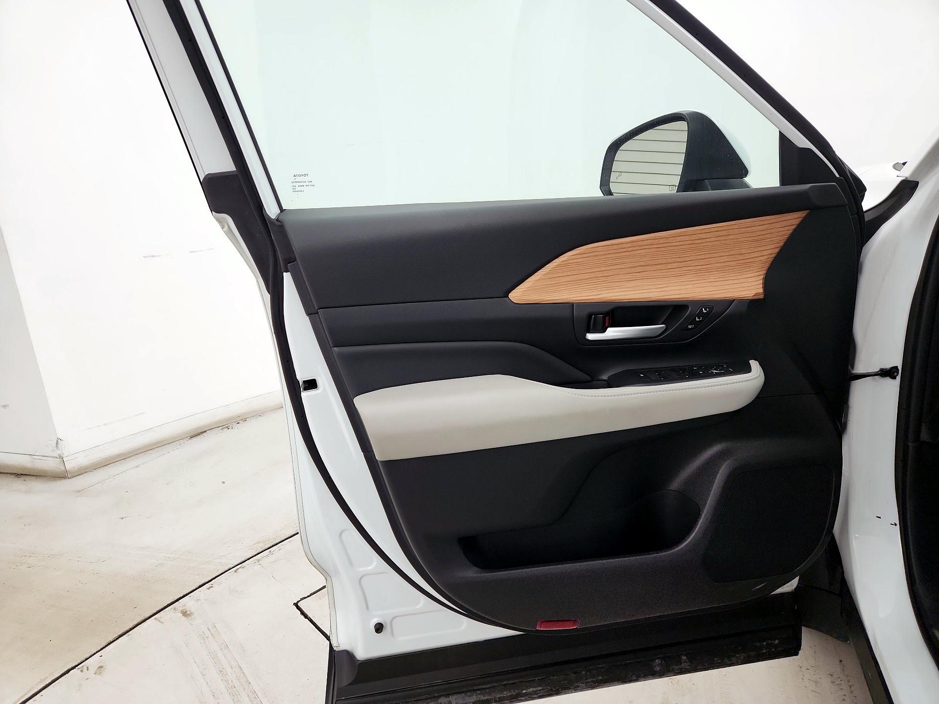 Thumbnail: 2024 Toyota Highlander - 12