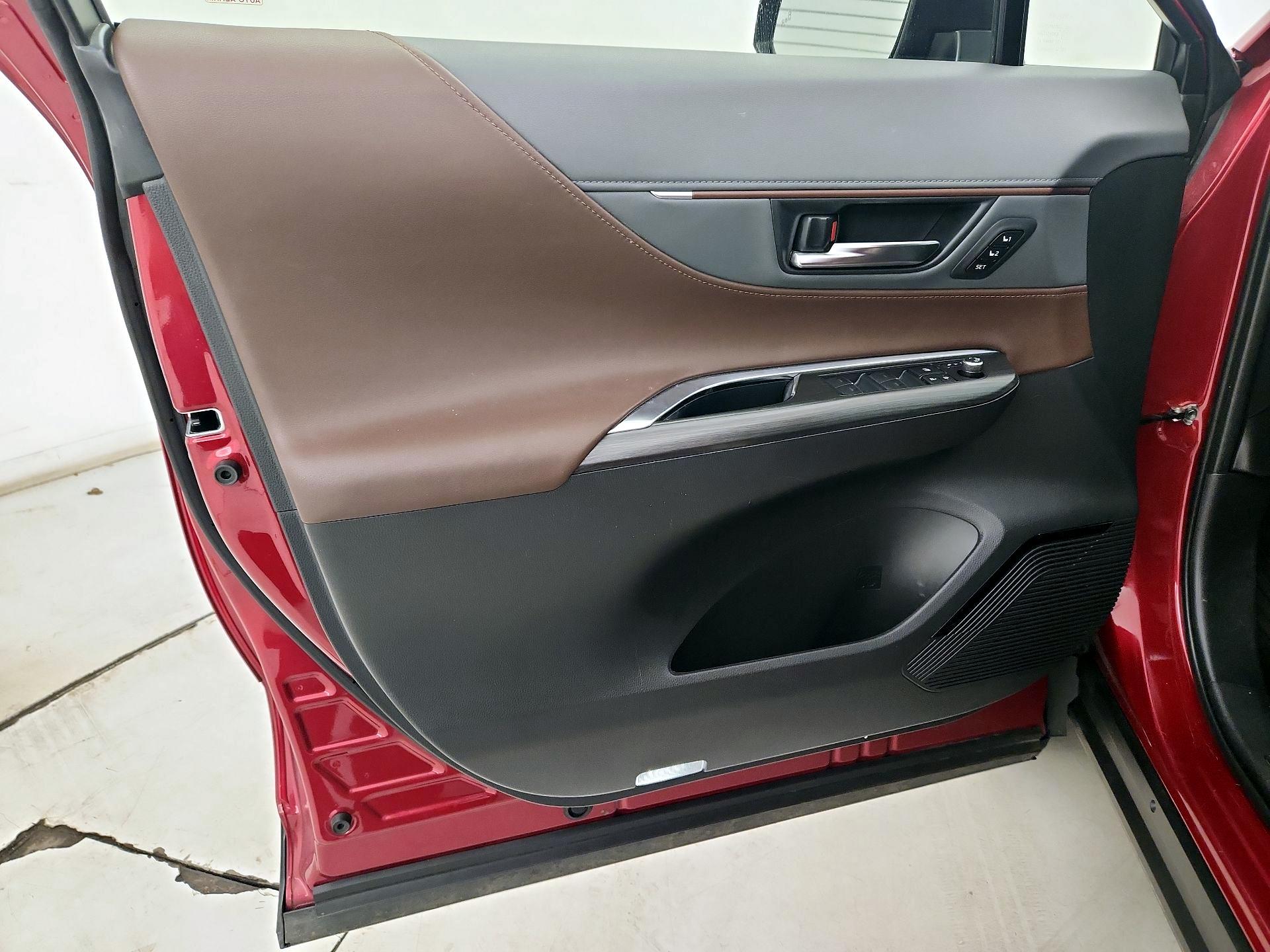 Thumbnail: 2021 Toyota Venza - 12