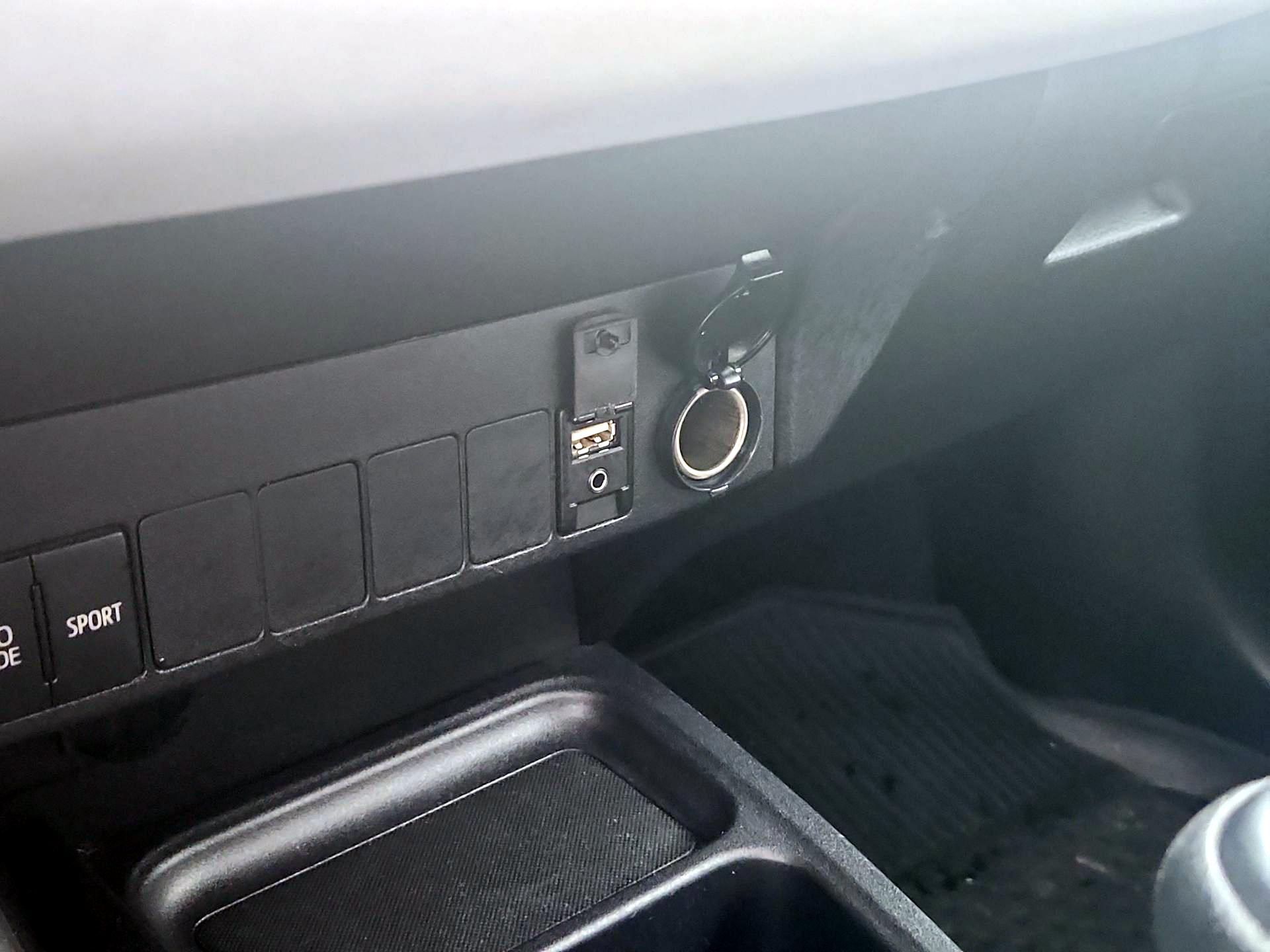 Thumbnail: 2017 Toyota RAV4 - 18