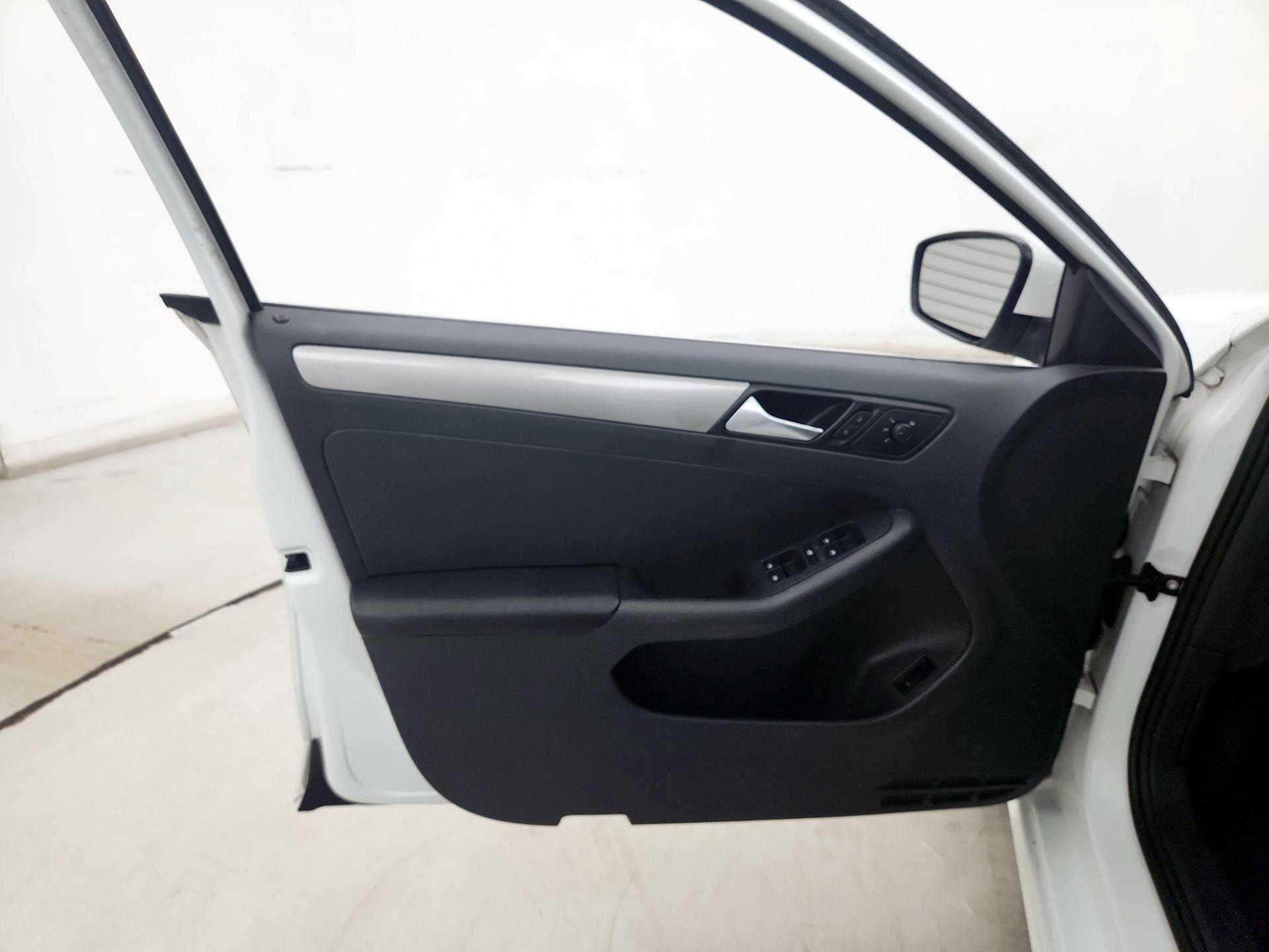 Thumbnail: 2017 Volkswagen Jetta - 12