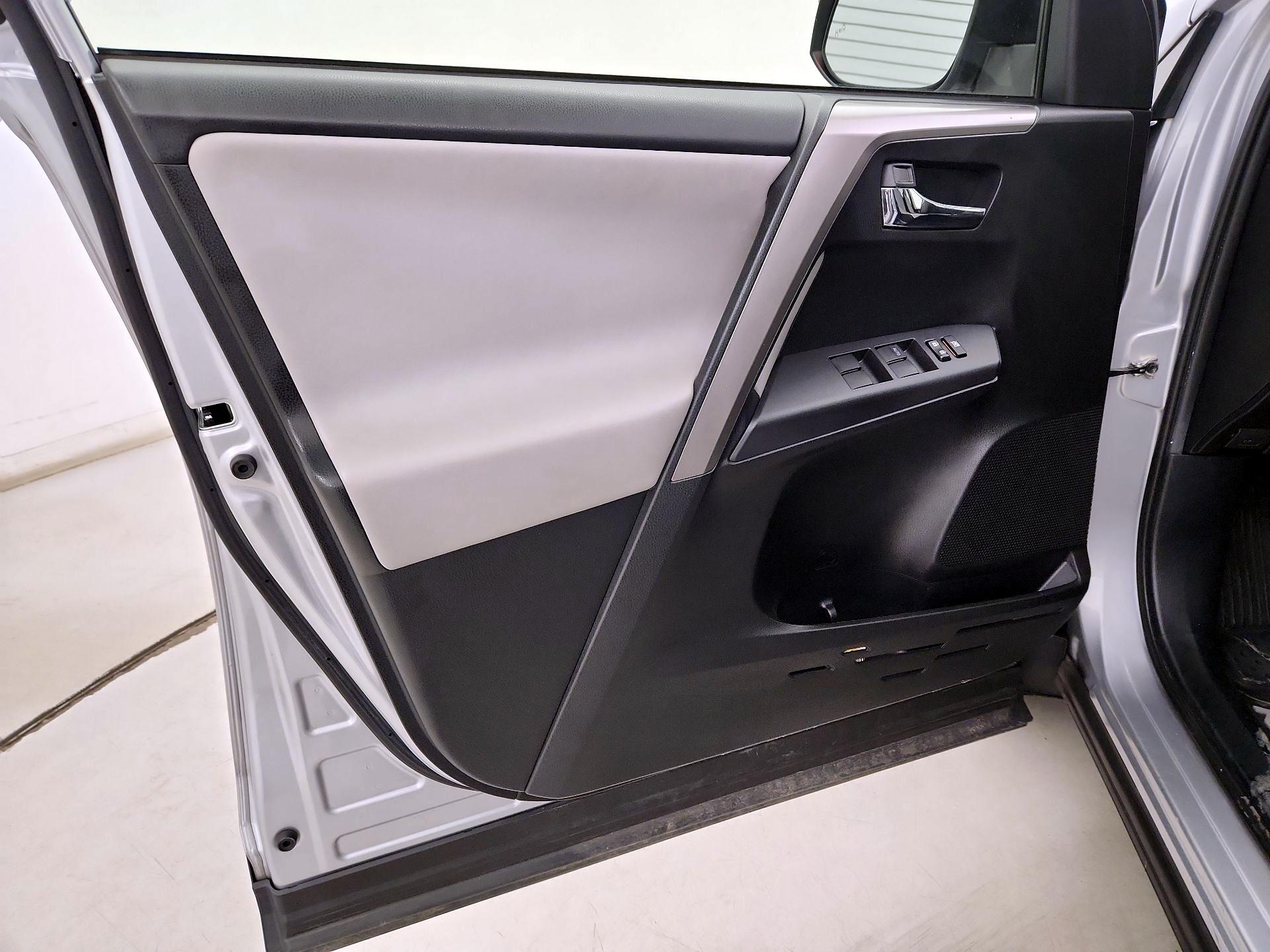 Thumbnail: 2018 Toyota RAV4 - 12