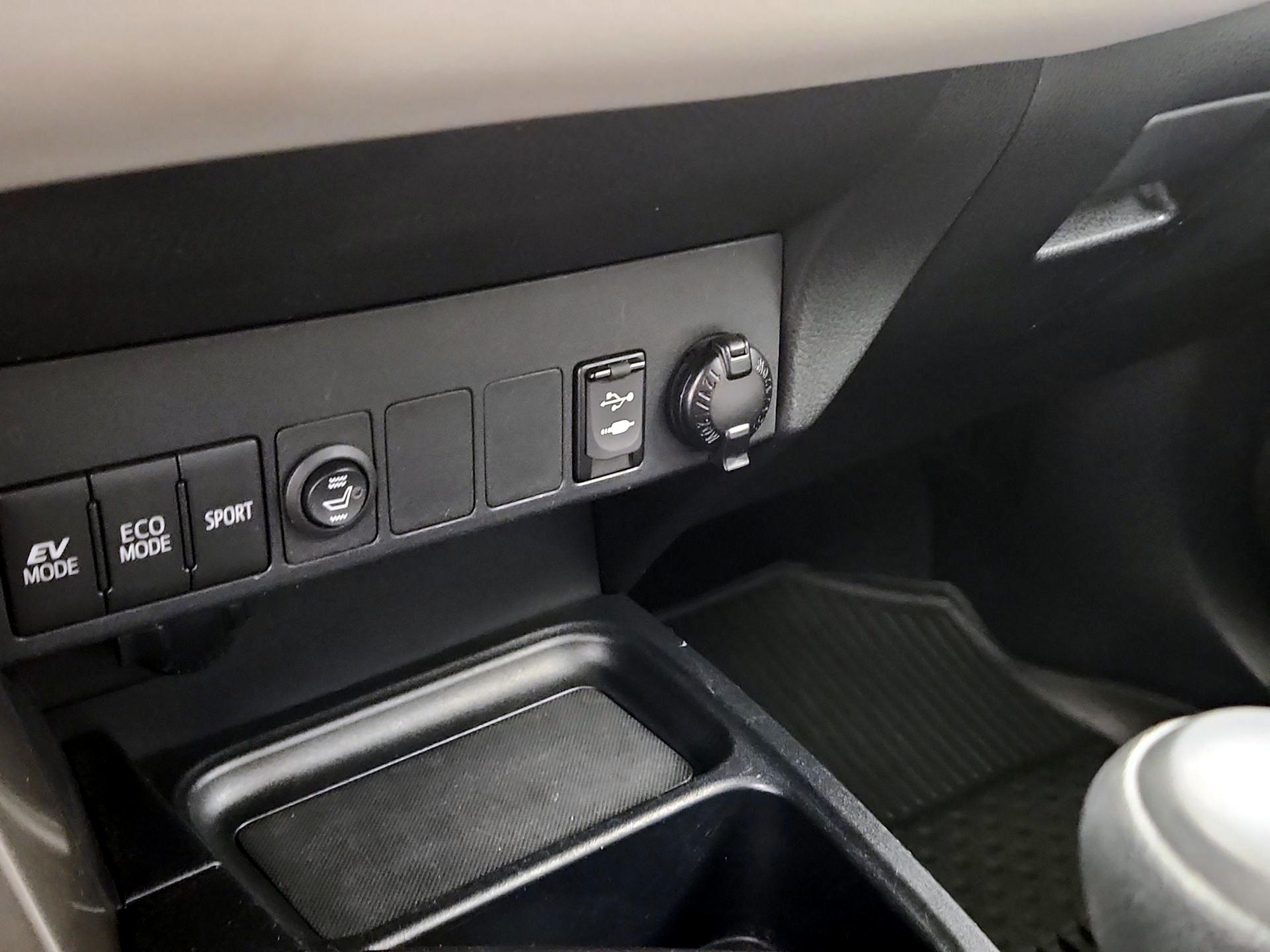 Thumbnail: 2018 Toyota RAV4 - 19