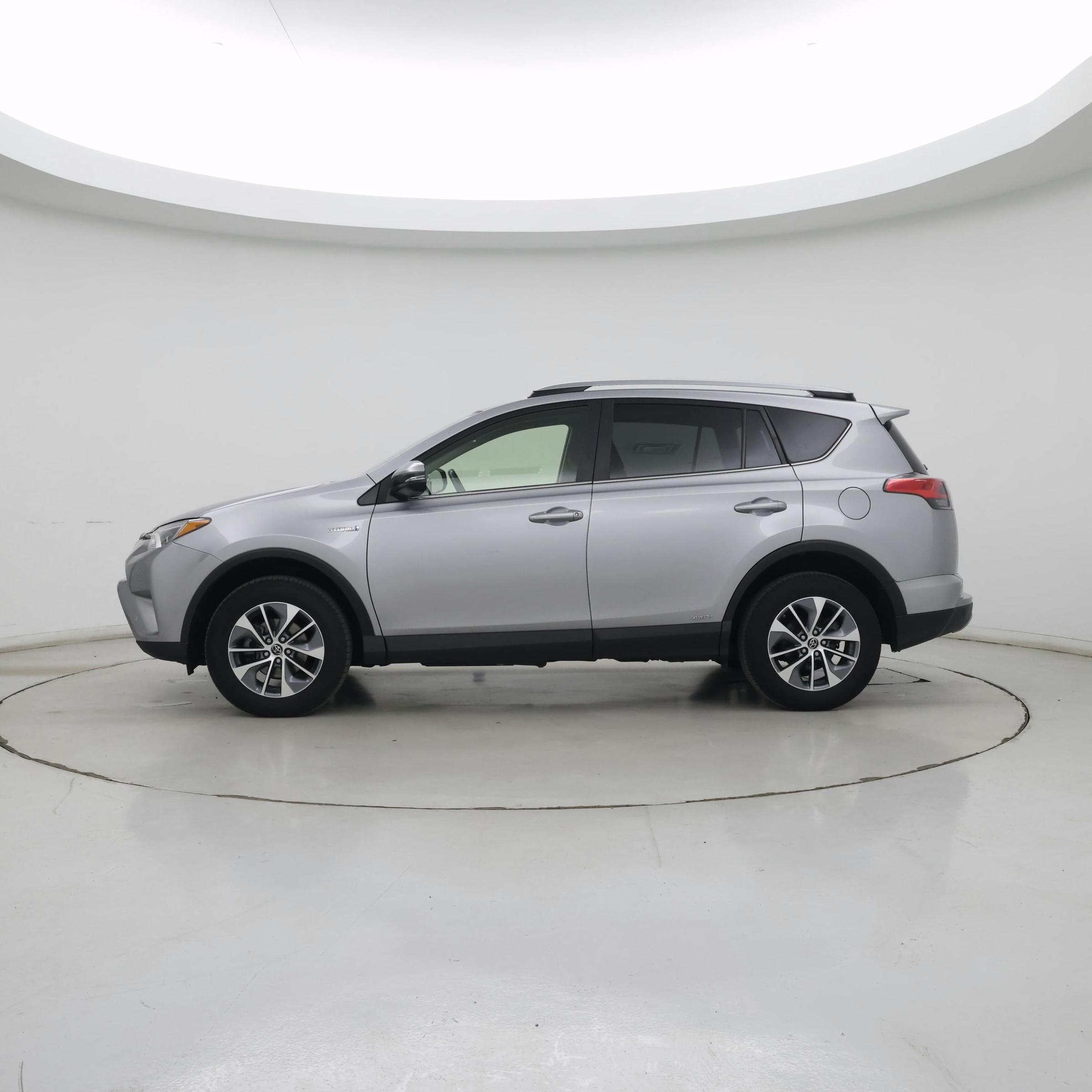 Thumbnail: 2018 Toyota RAV4 - 3