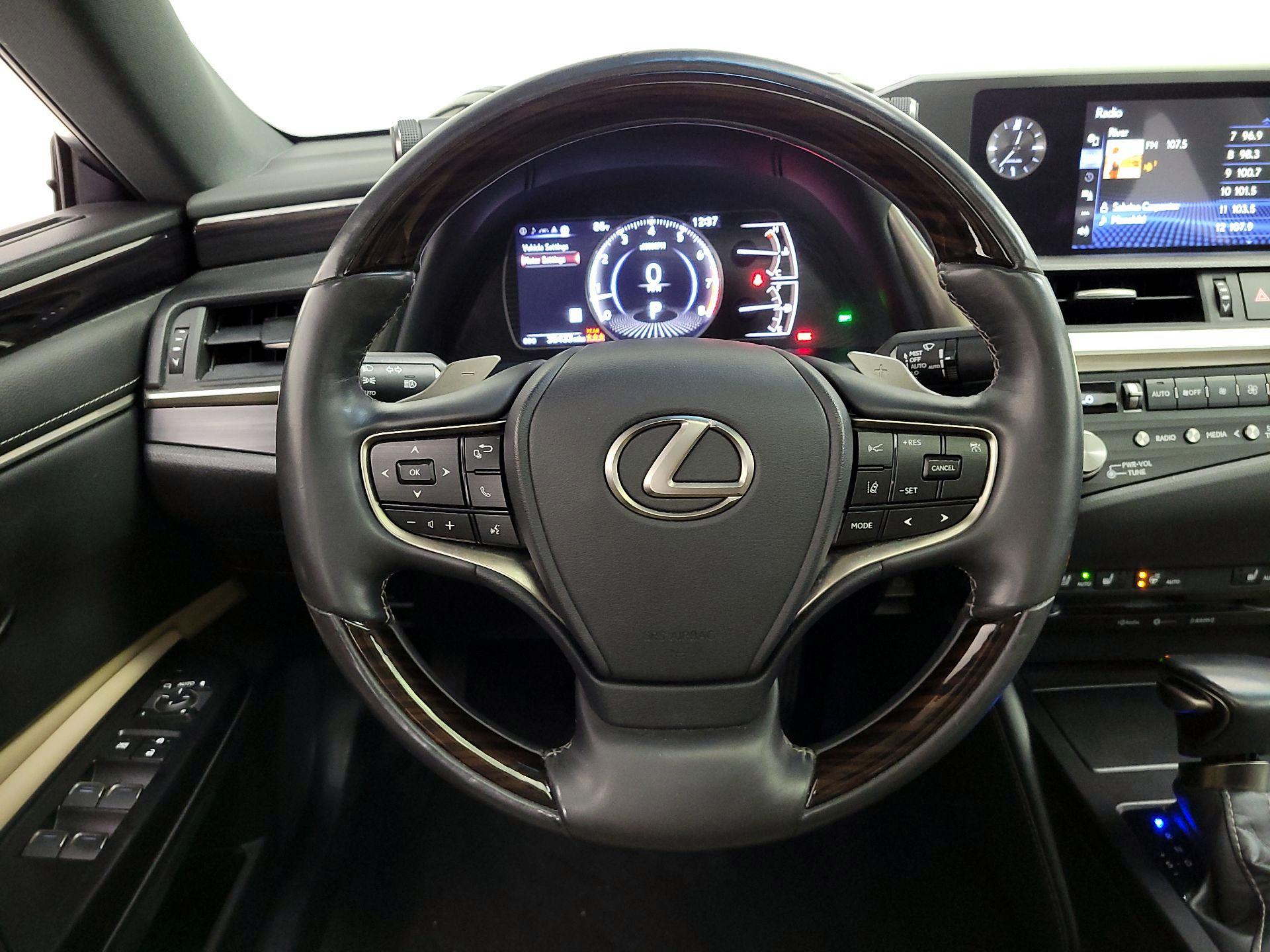 Thumbnail: 2021 Lexus ES - 10