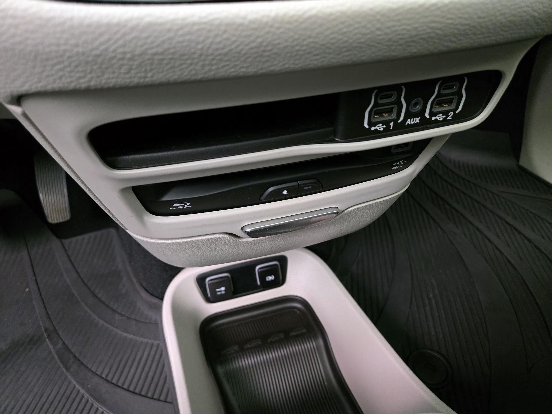 Thumbnail: 2021 Chrysler Pacifica - 19
