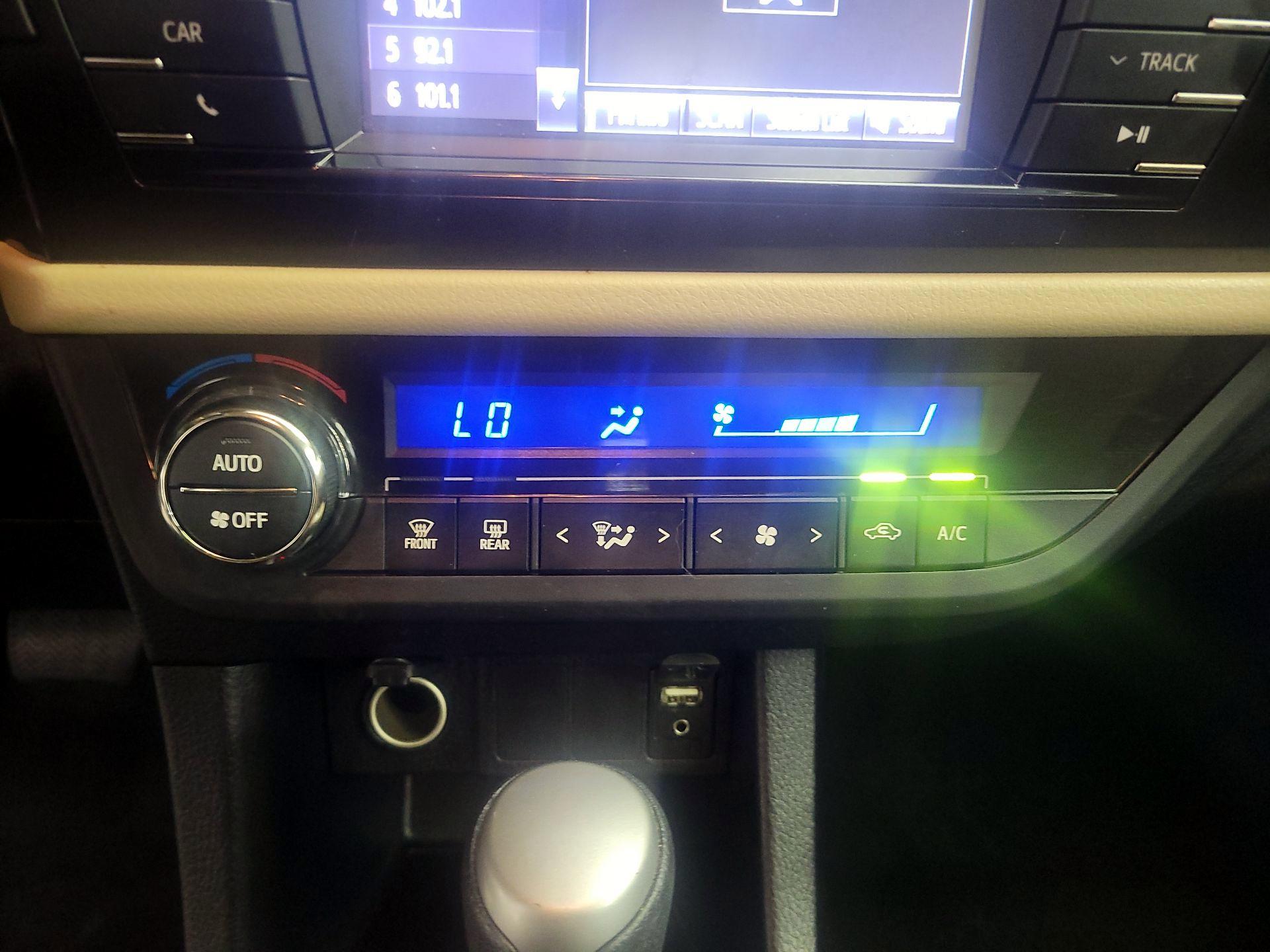 Thumbnail: 2014 Toyota Corolla - 16