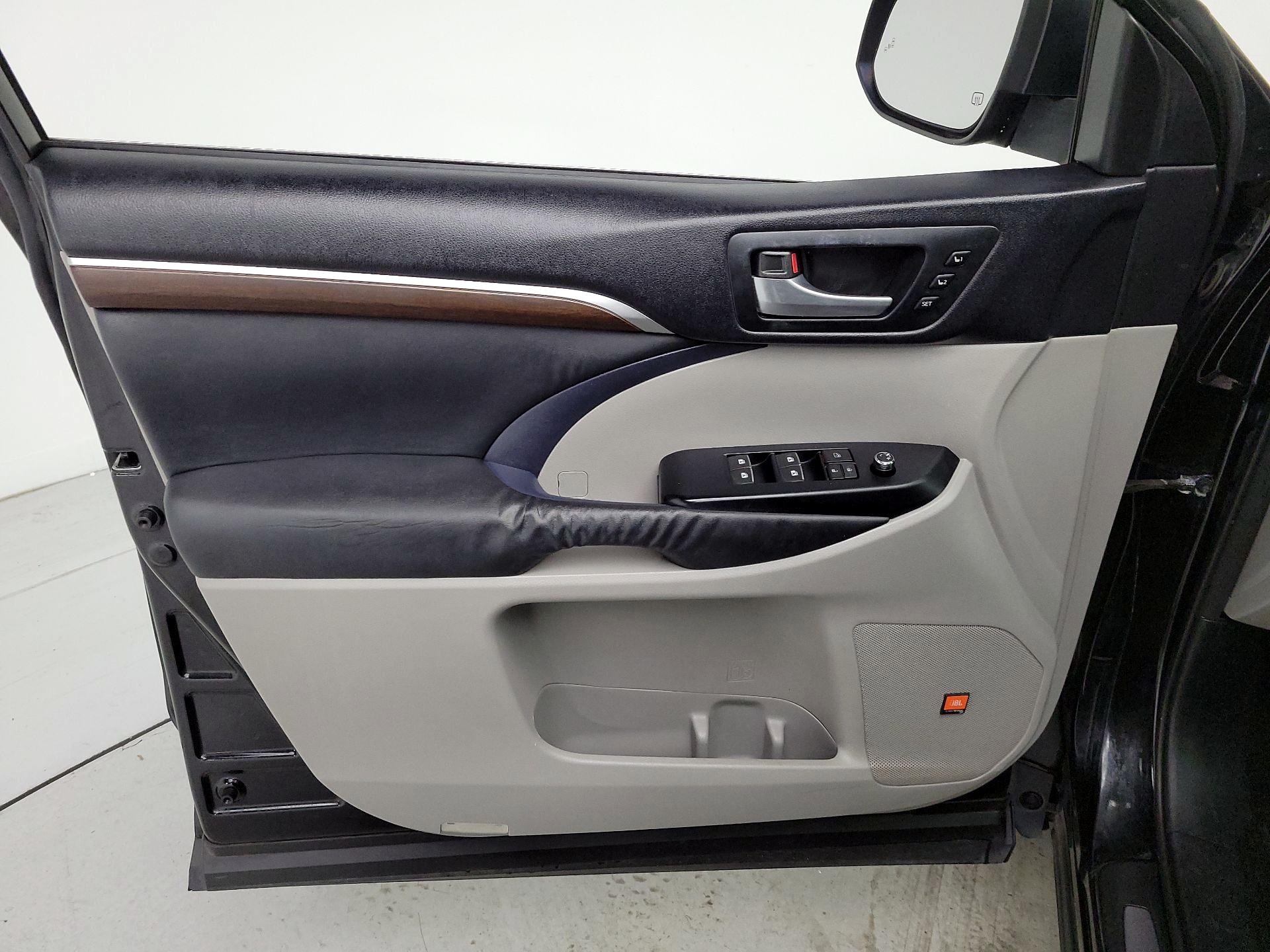 Thumbnail: 2015 Toyota Highlander - 12