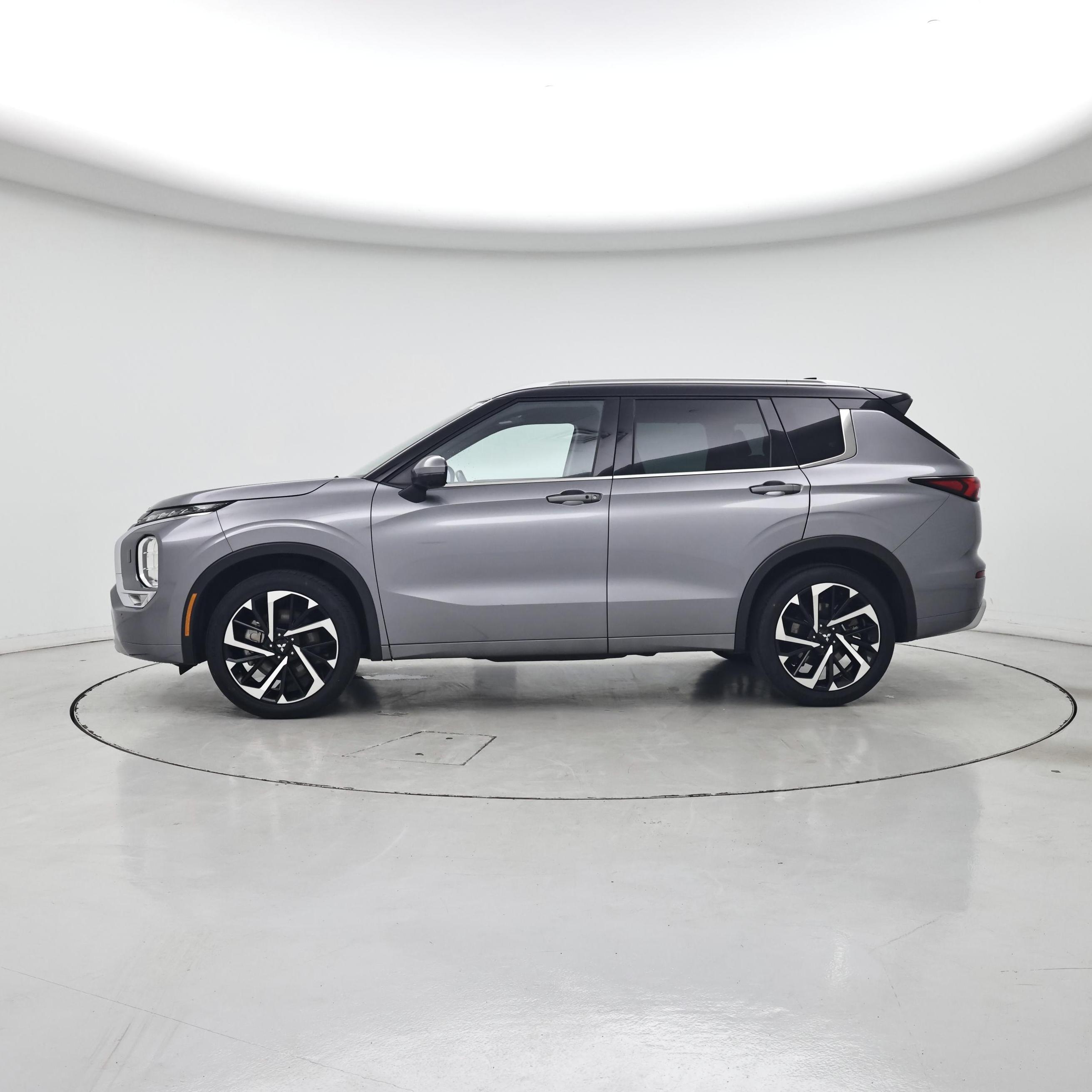 Thumbnail: 2023 Mitsubishi Outlander - 3