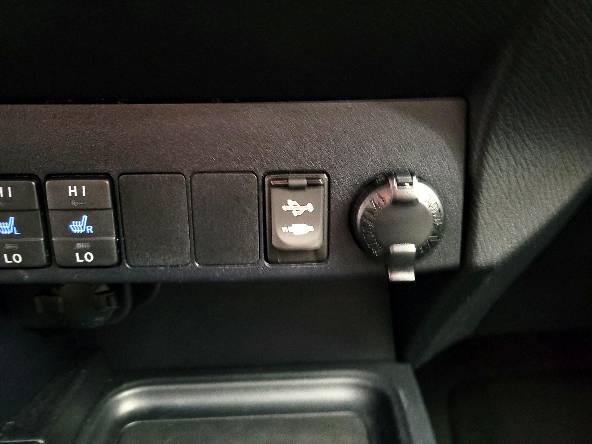 Thumbnail: 2018 Toyota RAV4 - 18