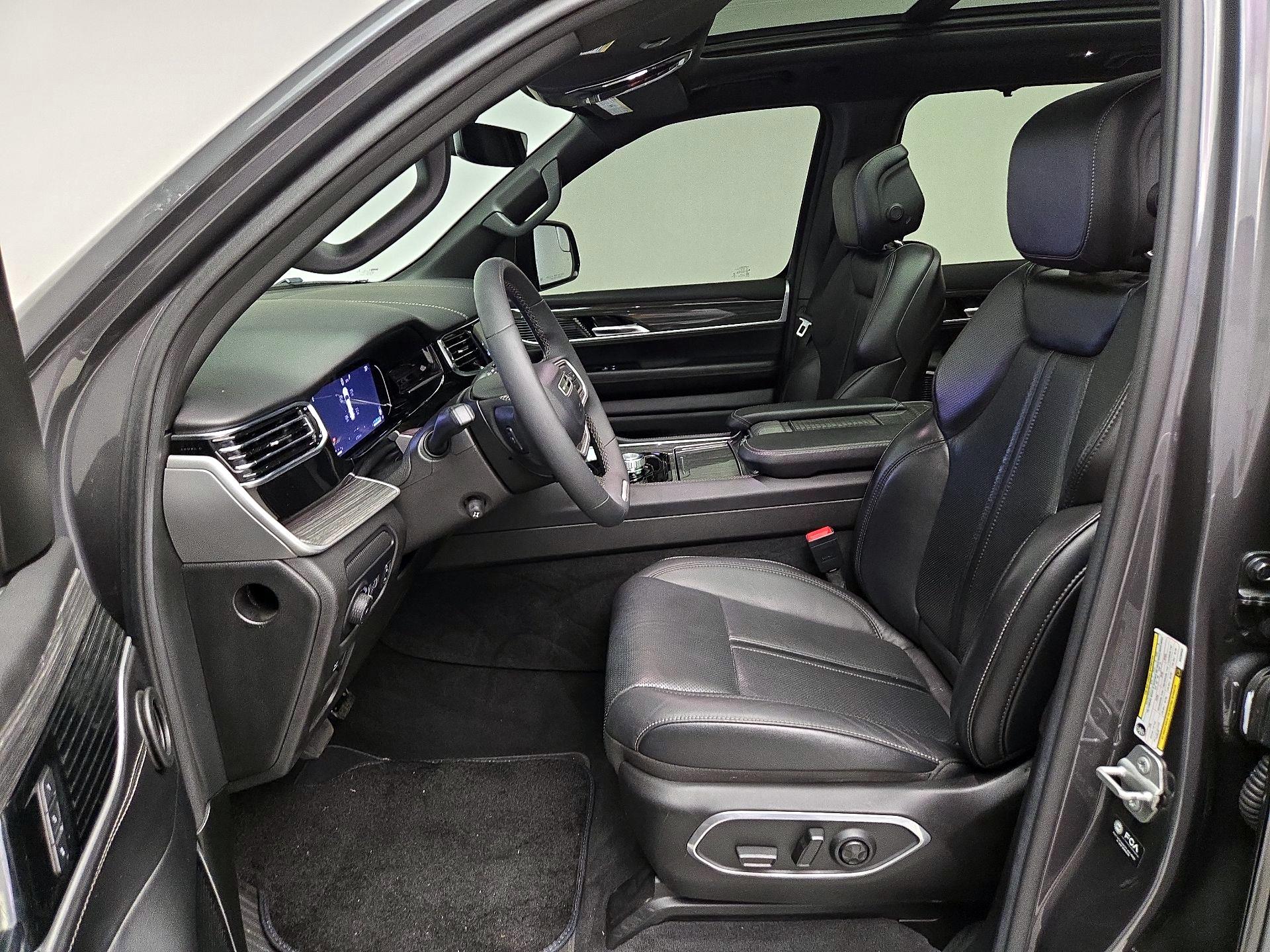 Thumbnail: 2022 Jeep Wagoneer - 11