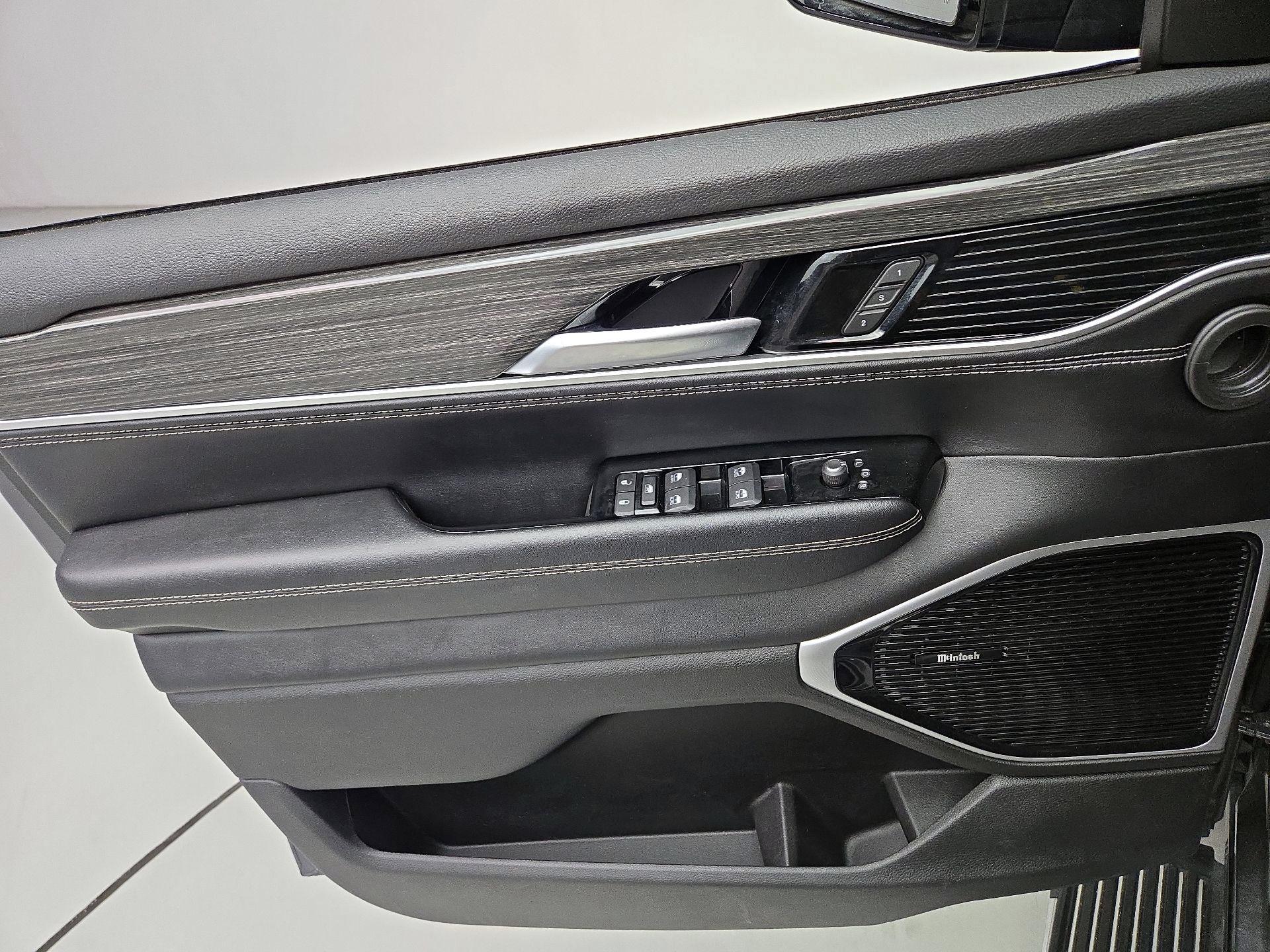 Thumbnail: 2022 Jeep Wagoneer - 12